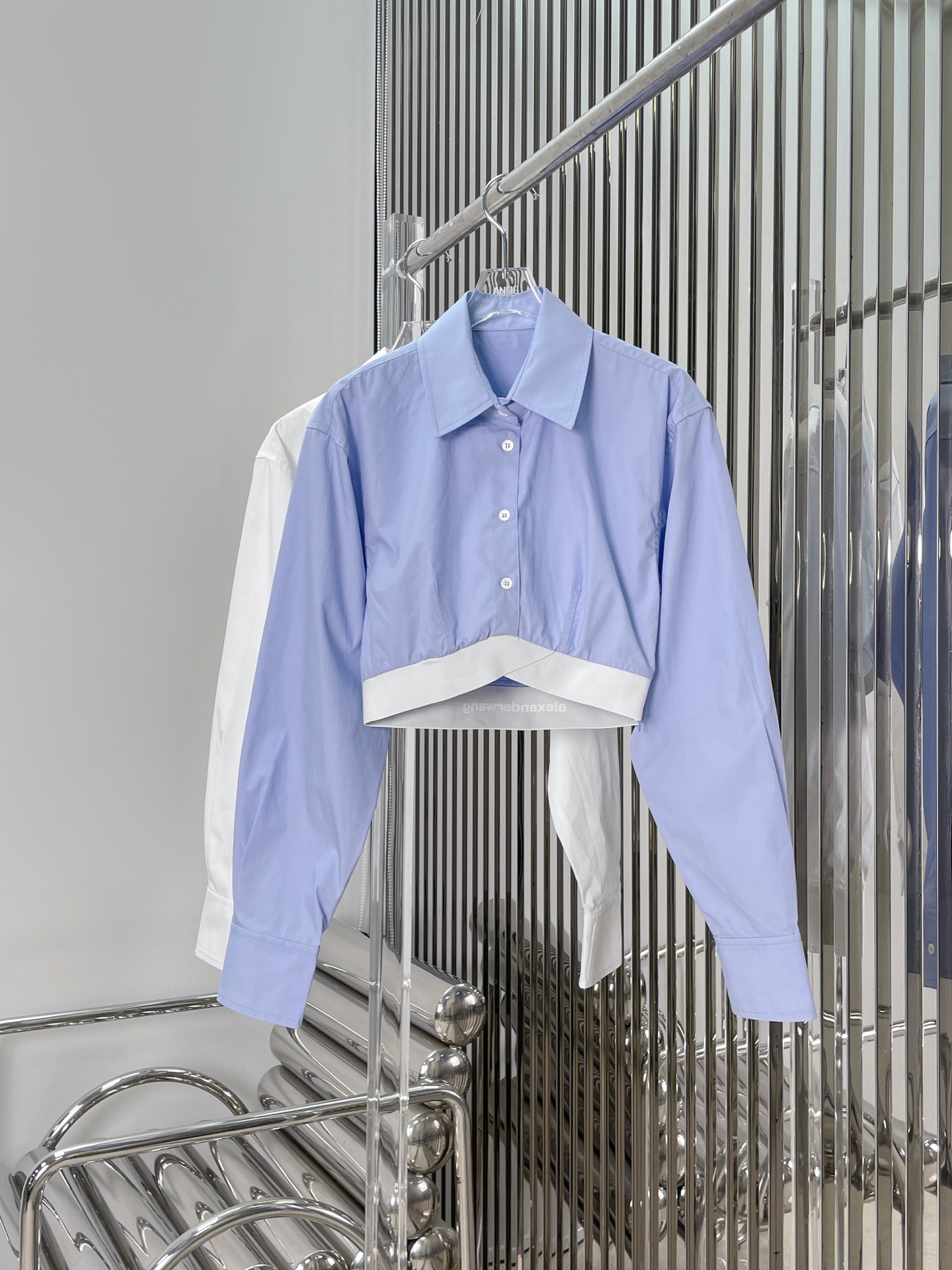 NO:412565,[Love] New [Love]!  Latest AW 25NEW rubber waist-hugging long-sleeved shirt. Color white and blue. Size SML...,,shirts,alexander wang19860909[爱心]新款[爱心]！最新AW 25NEW 橡筋收腰长袖衬衫.颜色白、蓝.尺码SML..,,shirts,alexander wang,Women's clothing