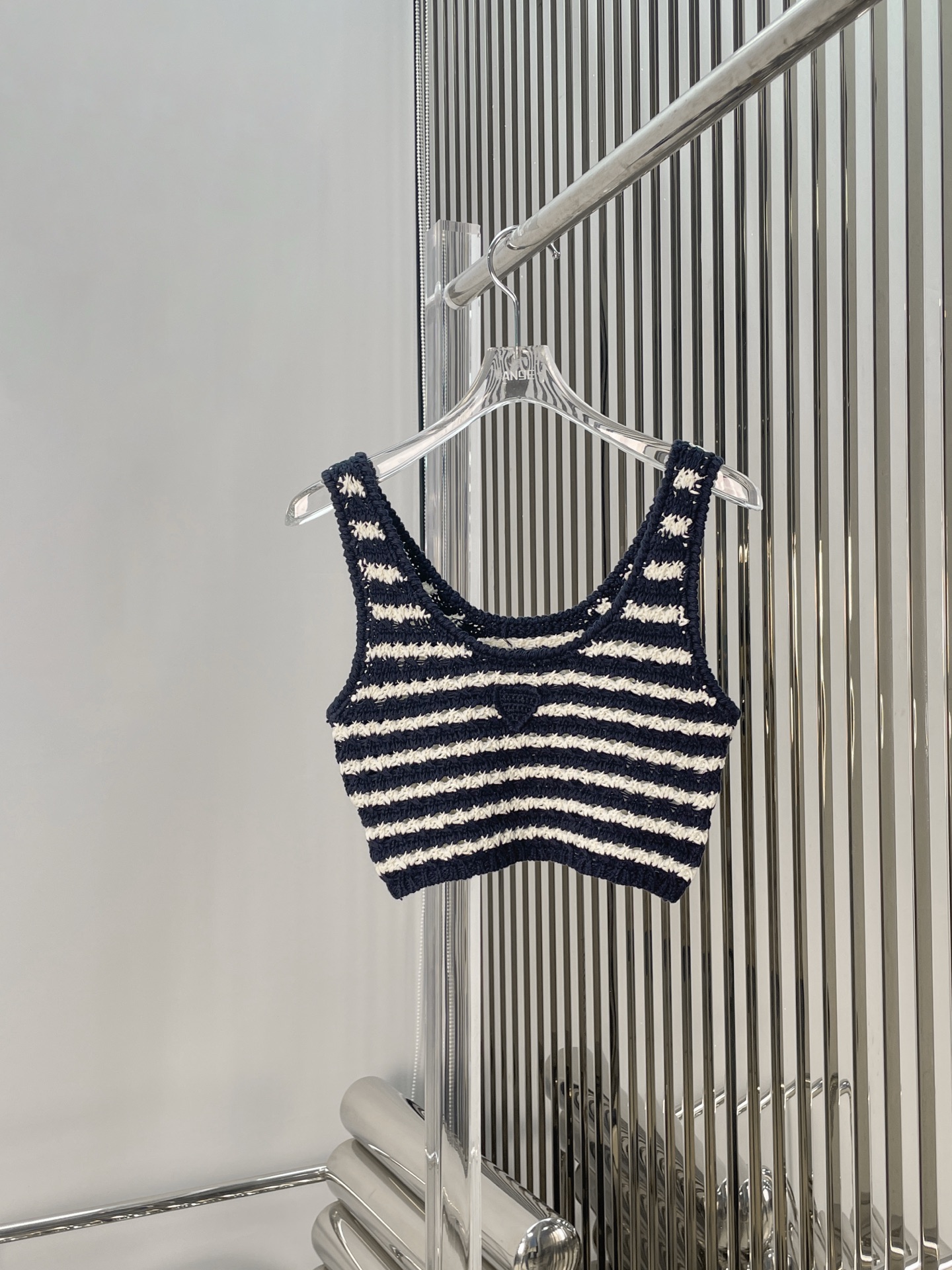 NO:417461,[Love] New [Love]!  Latest PR 25NEW Triangle Marker Hand Hook Striped Knitted Vest. Size SML...,alexander wang19860909[爱心]新款[爱心]！最新PR 25NEW 三角标手钩条纹针织背心.尺码SML..,,alexander wang,Women's clothing