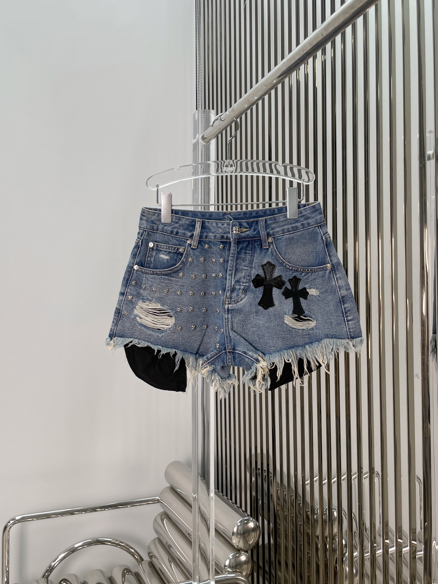 NO:652477,[Love] New style [Love]!  The latest CH 25NEW cross patch leather rivets washed distressed denim shorts. Size SML.P,,shorts,alexander wang19860909[爱心]新款[爱心]！最新CH 25NEW 十字架拼皮铆钉洗水做旧牛仔短裤.尺码SML.P,,shorts,alexander wang,Women's clothing