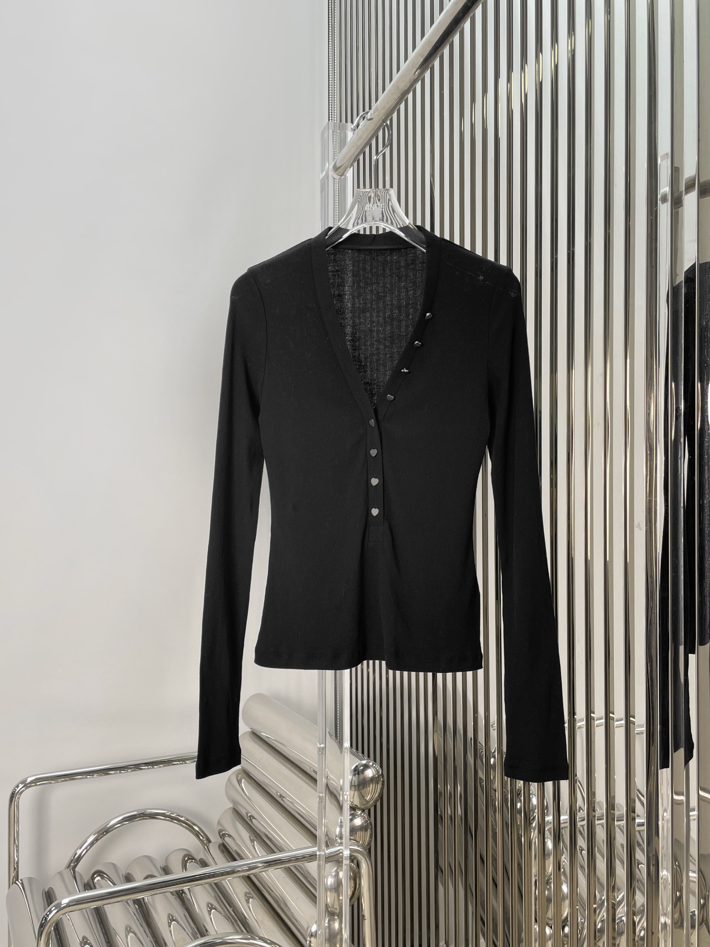 NO:423570,[Love] New [Love]!  Latest SLP 25NEW V-neck Love Button Base Shirt. Size SML., Loro Piana, Alexander Wang19860909[爱心]新款[爱心]！最新SLP 25NEW V领爱心钮扣打底衫.尺码SML. .,,loro piana,alexander wang,Women's clothing