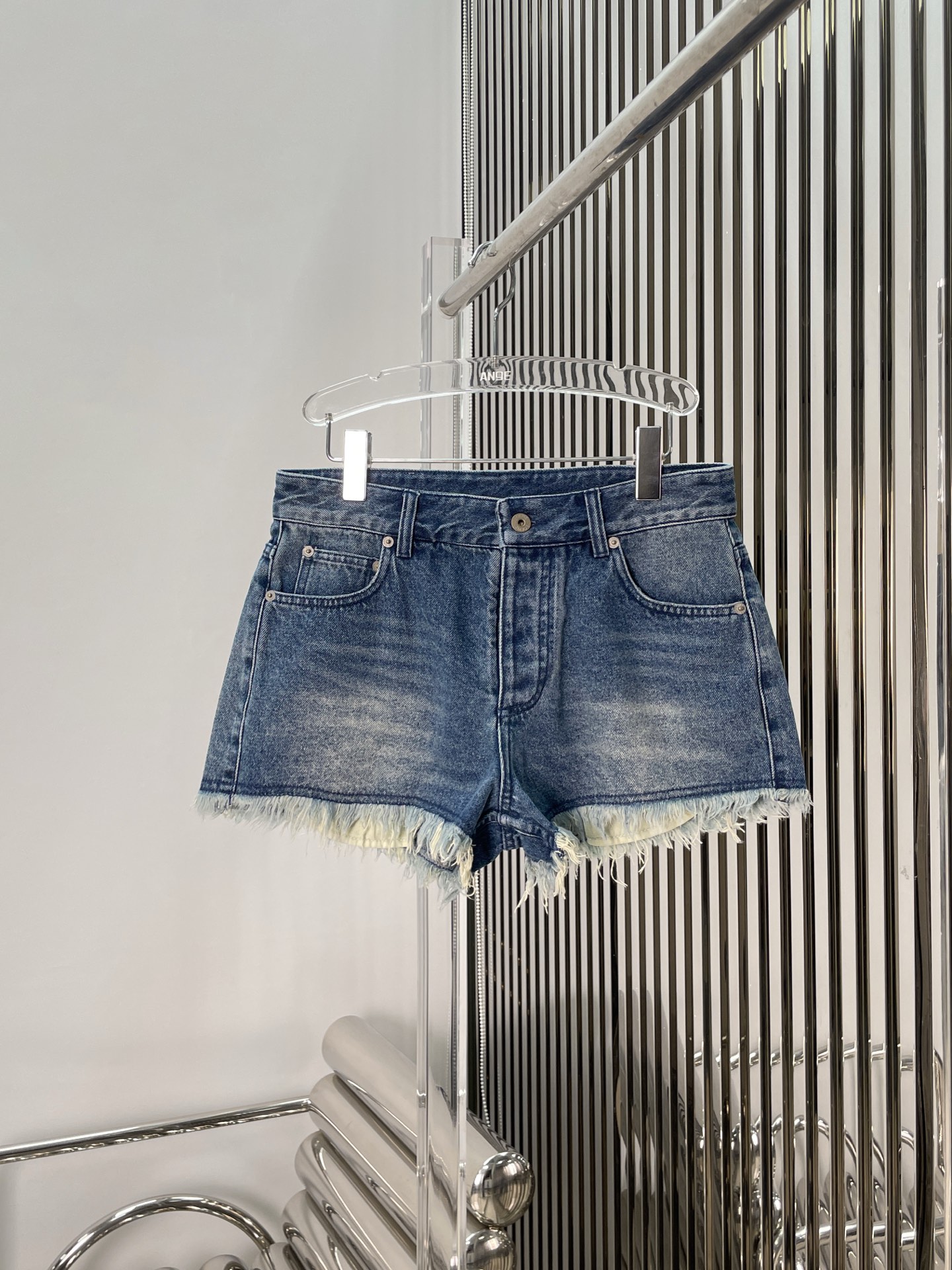 NO:423606,[Love] New [Love]!  Latest LOE 25NEW LOGO embroidered whisker wash-water to make old denim shorts. Size SML..., loewe, shorts, alexander wang19860909[爱心]新款[爱心]！最新LOE 25NEW LOGO刺绣毛须洗水做旧牛仔短裤.尺码SML..,,loewe,shorts,alexander wang,Women's clothing