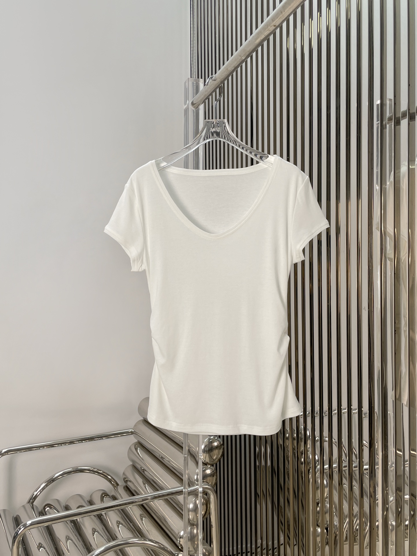 NO:423597,[Love] New [Love]!  Latest IRO 25NEW V-neck Side Drawstring Pleated T-shirt. Size SML.., tees, t-shirt, alexander wang19860909[爱心]新款[爱心]！最新IRO 25NEW V领侧面抽绳收褶T恤.尺码SML..,,tees，t-shirt,alexander wang,Women's clothing