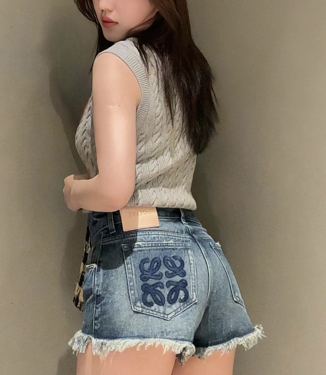 NO:423618,[Love] New [Love]!  Latest LOE 25NEW LOGO embroidered whisker wash-water to make old denim shorts. Size SML., loewe, shorts, alexander wang19860909[爱心]新款[爱心]！最新LOE 25NEW LOGO刺绣毛须洗水做旧牛仔短裤.尺码SML.,,loewe,shorts,alexander wang,Women's clothing