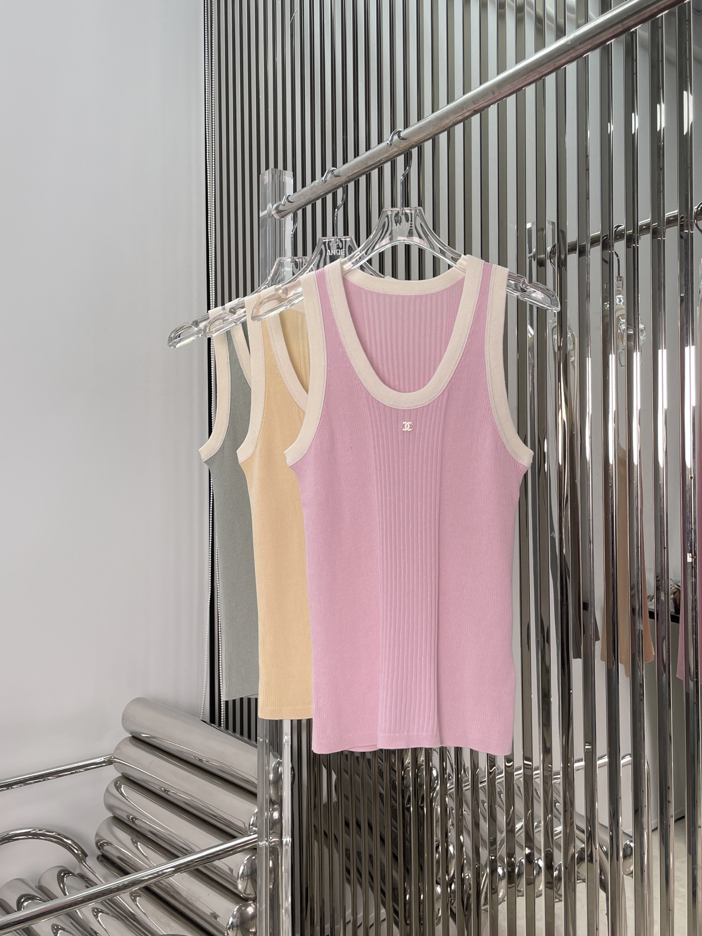 NO:423629,[Love] New [Love]!  Latest CH 25NEW neckline contrast color short-sleeved knitted top. Color pink, yellow, gray. Size SML. Vest, T-shirt, alexander wang19860909[爱心]新款[爱心]！最新CH 25NEW 领口撞色短袖针织上衣.颜色粉、黄、灰.尺码SML.背心,,T-shirt,alexander wang,Women's clothing