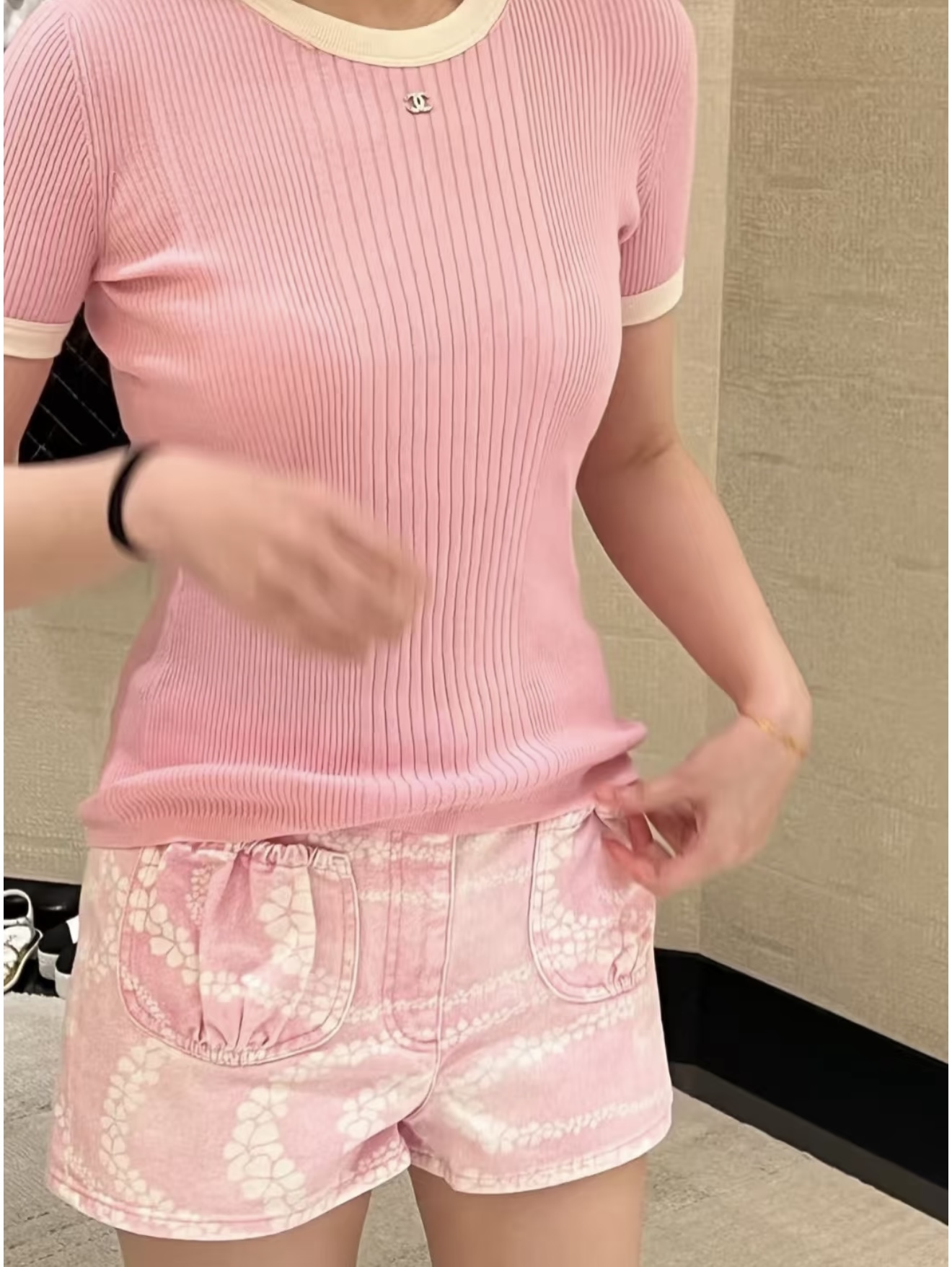 NO:423640,[Love] New [Love]!  Latest CH 25NEW neckline contrast color short-sleeved knitted top. Color pink, yellow, gray. Size SML. Short-sleeved, T-shirt, alexander wang19860909[爱心]新款[爱心]！最新CH 25NEW 领口撞色短袖针织上衣.颜色粉、黄、灰.尺码SML.短袖,,T-shirt,alexander wang,Women's clothing