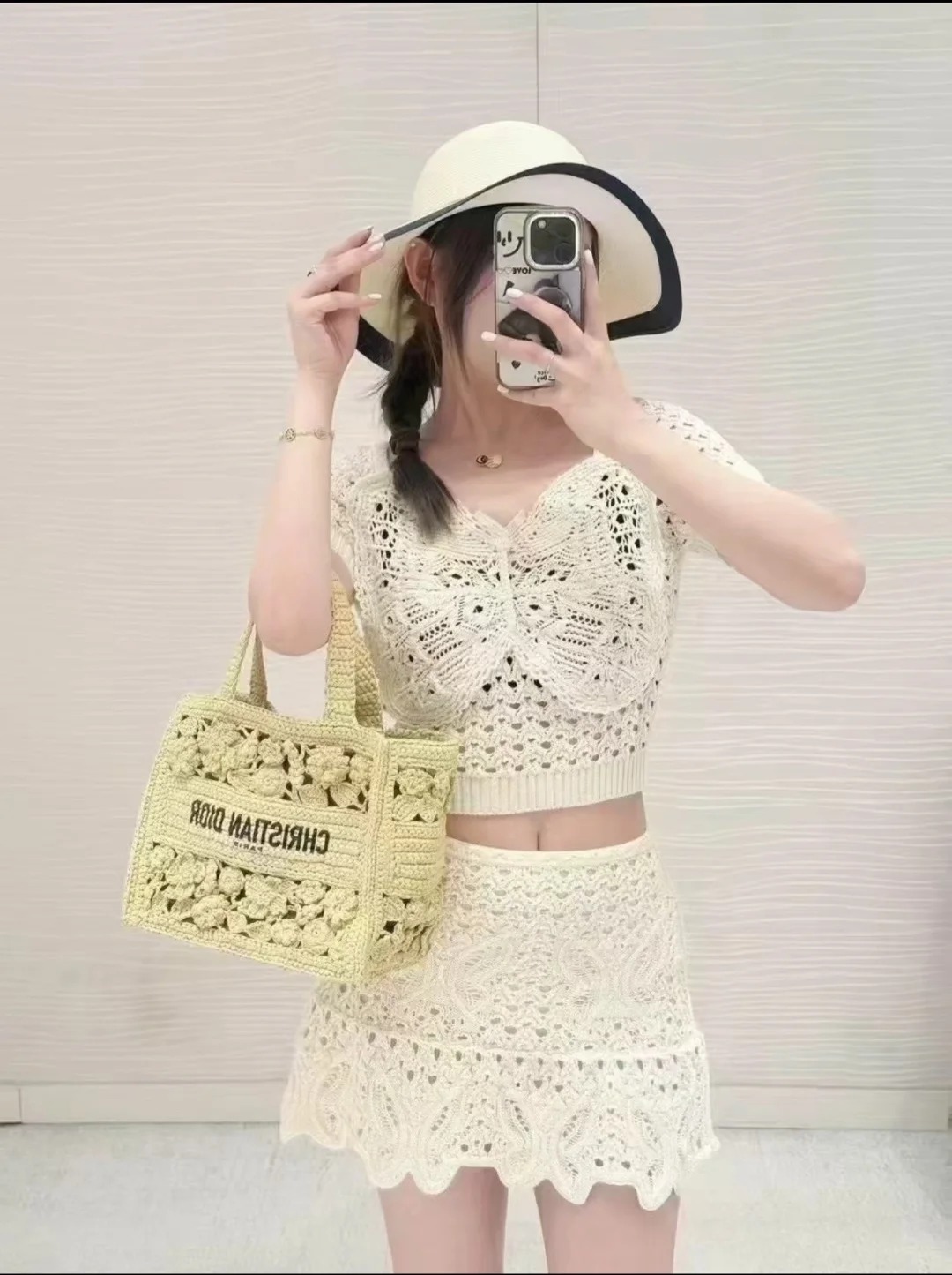 NO:426835,[Love] New [Love]!  Latest D 25NEW Butterfly Decorative Hollow Knit Top. Size SML...,alexander wang19860909[爱心]新款[爱心]！最新D 25NEW 蝴蝶装饰镂空针织上衣.尺码SML..,,alexander wang,Women's clothing