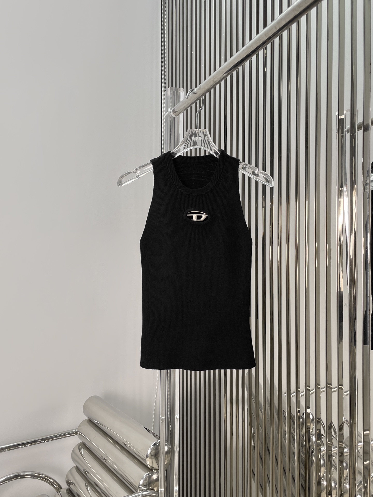 NO:433886,[Love] New [Love]!  Latest D 25NEW Metal Hollow LOGO Knitted Vest. Size SML...,alexander wang19860909[爱心]新款[爱心]！最新D 25NEW 金属镂空LOGO针织背心.尺码SML..,,alexander wang,Women's clothing