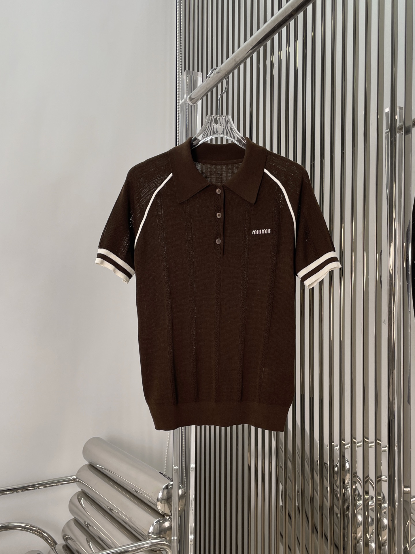 NO:435159,[Love] New [Love]!  Latest MIU 25NEW dark pattern jacquard short-sleeved knitted POLO top. Size SML...,,miumiu,T-shirt,alexander wang19860909[爱心]新款[爱心]！最新MIU 25NEW 暗纹提花短袖针织POLO上衣.尺码SML..,,miumiu,T-shirt,alexander wang,Women's clothing