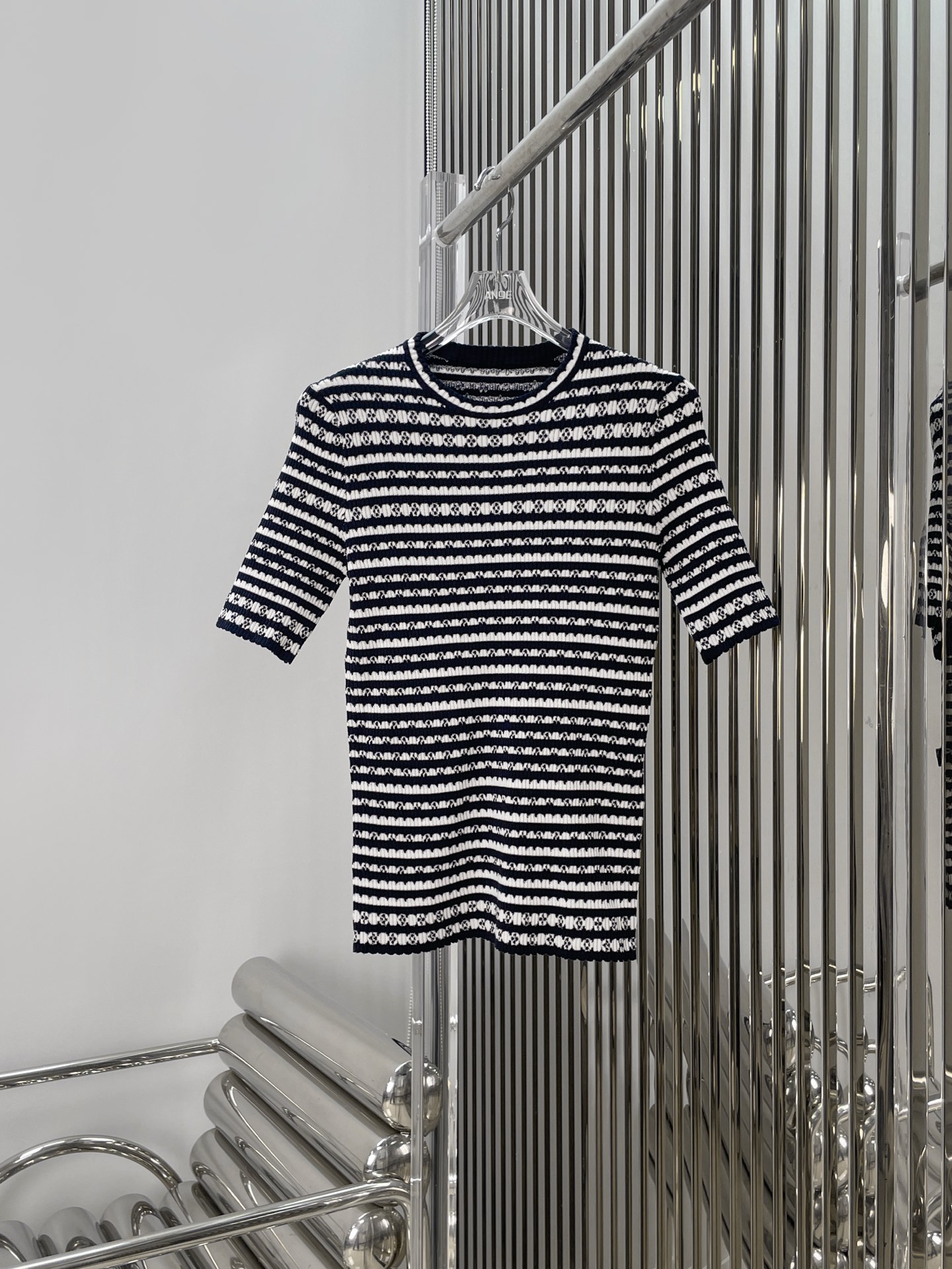 NO:435183,[Love] New [Love]!  Latest L 25NEW Presbyterian jacquard short knitted top. Size SML...,alexander wang19860909[爱心]新款[爱心]！最新L 25NEW 老花提花短款针织上衣.尺码SML..,,alexander wang,Women's clothing