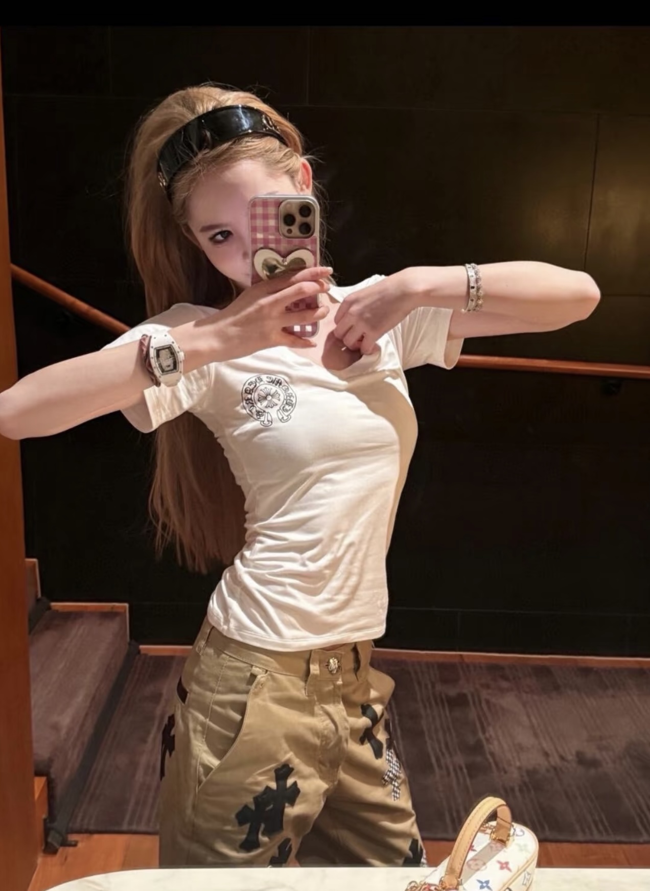 NO:436626,[Love] New [Love]!  Latest CH 25NEW V-neck Printed T-shirt. Color black and white. Size SML..., tees, t-shirt, alexander wang19860909[爱心]新款[爱心]！最新CH 25NEW V领印花T恤.颜色黑、白.尺码SML..,,tees，t-shirt,alexander wang,Women's clothing