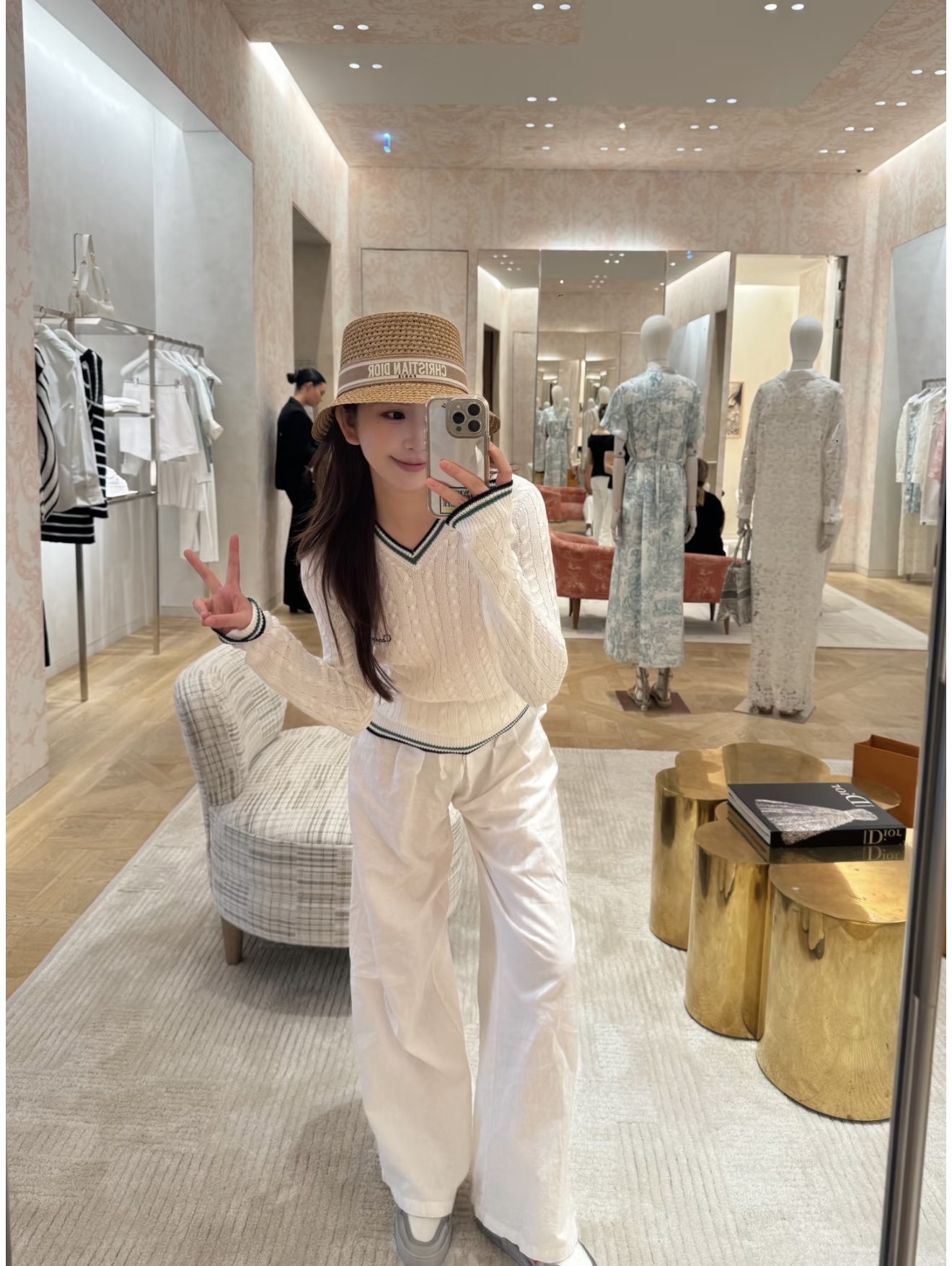 NO:457892,[Love] New [Love]!  Latest D 25NEW Alphabet Embroidered Knitted V-neck Top. Size SML. .,,alexander wang19860909[爱心]新款[爱心]！最新D 25NEW 字母刺绣针织V领上衣.尺码SML. .,,alexander wang,Women's clothing