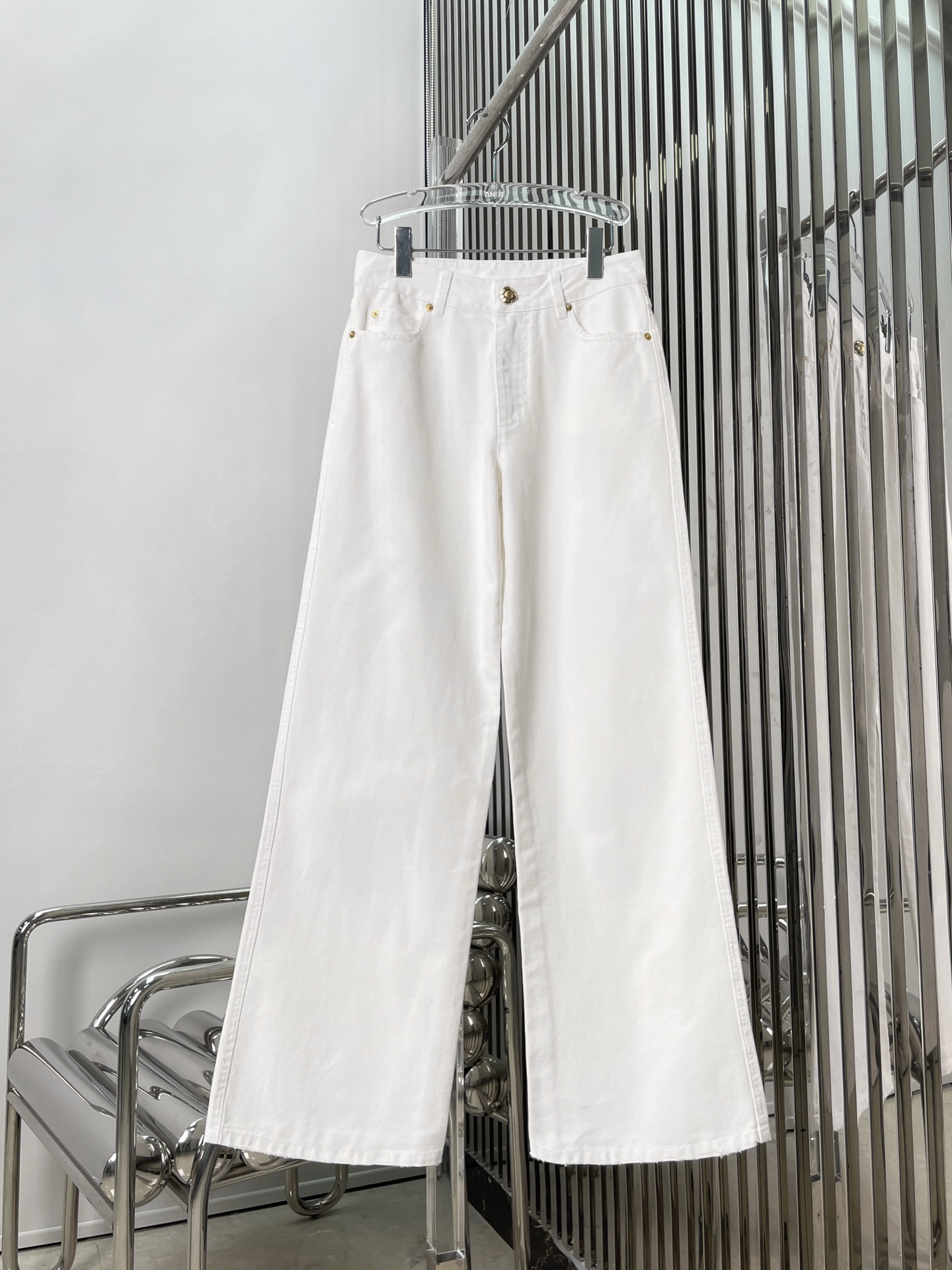 NO:739172,[Love] New style [Love]!  The latest BAL 26NEW Baman new metal button white jeans. Size SML.,,jeans,19860909[爱心]新款[爱心]！最新BAL 26NEW 巴曼新款金属纽扣白色牛仔裤.尺码SML.,,jeans,,Women's clothing