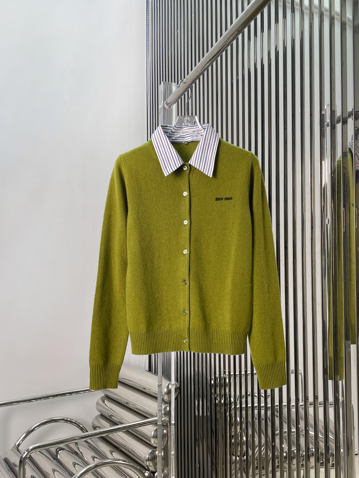 NO:460817,[Love] New [Love]!  Latest MIU 25NEW removable striped shirt collar cashmere cardigan. Color green, brown. Size SML, miumiu,shirts,alexander wang19860909[爱心]新款[爱心]！最新MIU 25NEW 可拆卸条纹衬衫领羊绒开衫.颜色绿色、咖色.尺码SML,,miumiu,shirts,alexander wang,Women's clothing