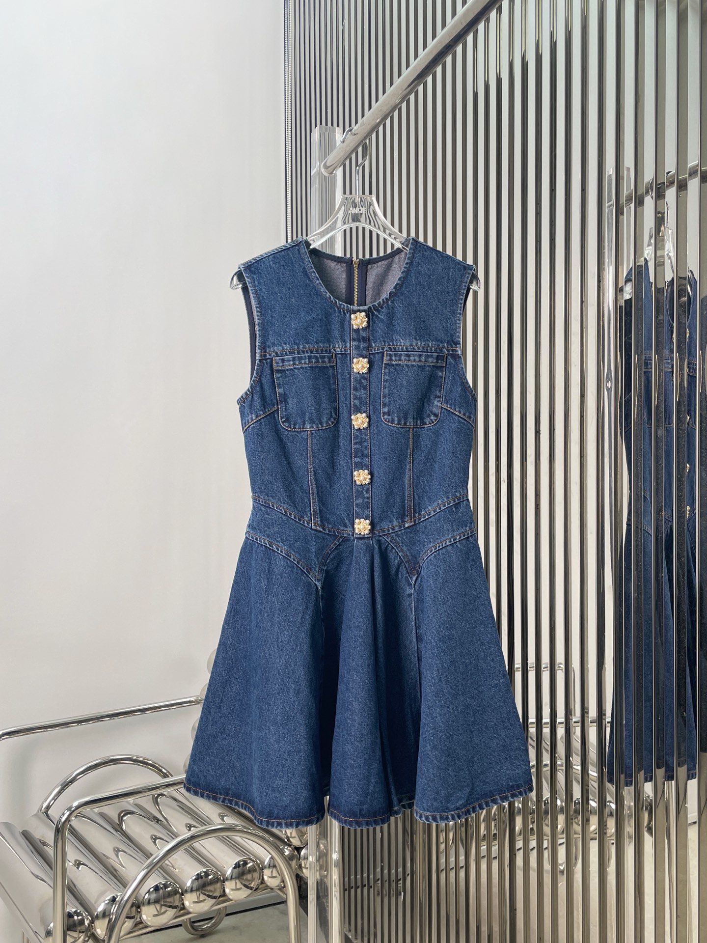 NO:464730,[Love] New [Love]!  Latest SP 25NEW Diamond Trim Button Sleeveless Denim Dress. Size SML., Skirts,alexander wang19860909[爱心]新款[爱心]！最新SP 25NEW 钻饰纽扣无袖牛仔连衣裙.尺码SML.,,skirts,alexander wang,Women's clothing