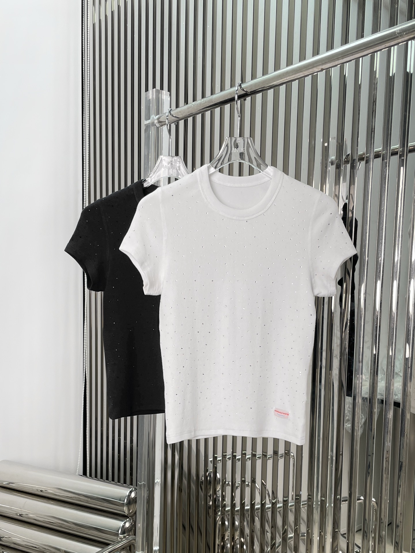 NO:466602,[Love] New [Love]!  Latest AW 25NEW full diamond short-sleeved base T-shirt. Color white and black. Size SML, T-shirt,tees, t-shirt,alexander wang19860909[爱心]新款[爱心]！最新AW 25NEW 满钻短袖打底T恤.颜色白、黑.尺码SML,,T-shirt,tees，t-shirt,alexander wang,Women's clothing