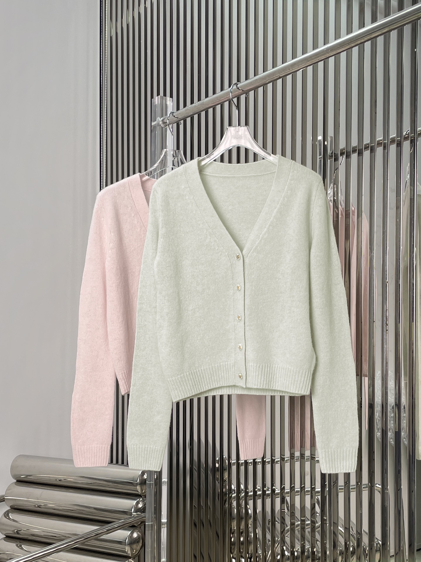 NO:466595,[Love] New [Love]!  Latest D 25NEW Bee Embroidered Cashmere Knitted Vest. Color Pink, Green. Size SML, alexander wang19860909[爱心]新款[爱心]！最新D 25NEW 蜜蜂刺绣羊绒针织背心.颜色粉、绿.尺码SML,,alexander wang,Women's clothing