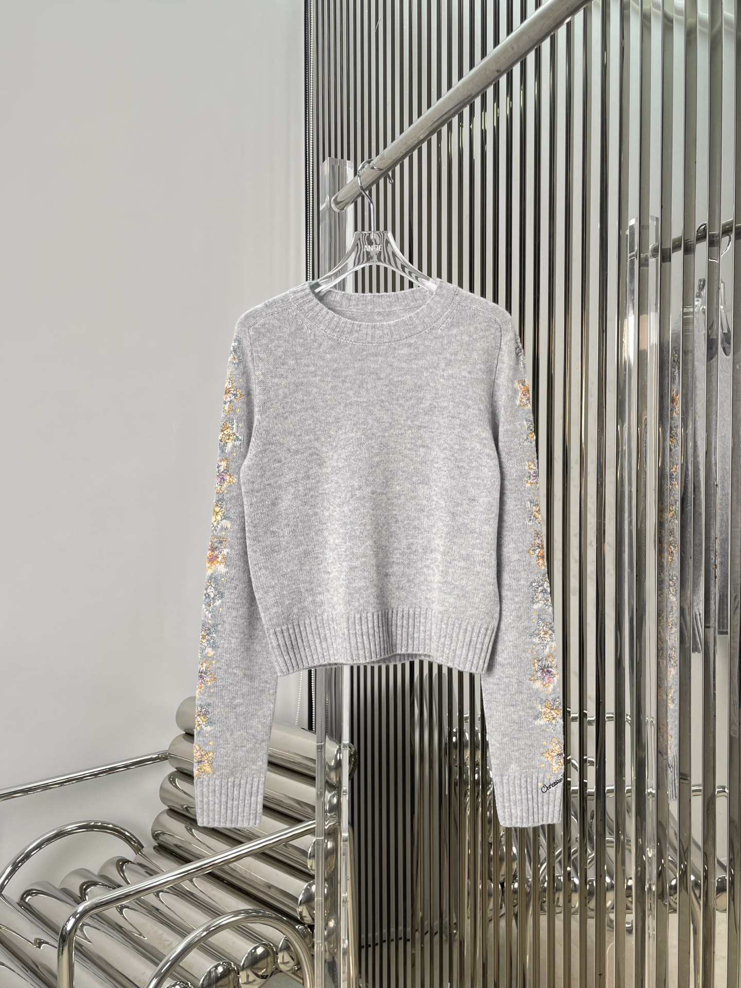 NO:472197,[Love] New [Love]!  Latest D 25NEW Sleeve Embroidered Knit Top. Size SML.,,alexander wang19860909[爱心]新款[爱心]！最新D 25NEW 袖子刺绣针织上衣.尺码SML.,,alexander wang,Women's clothing