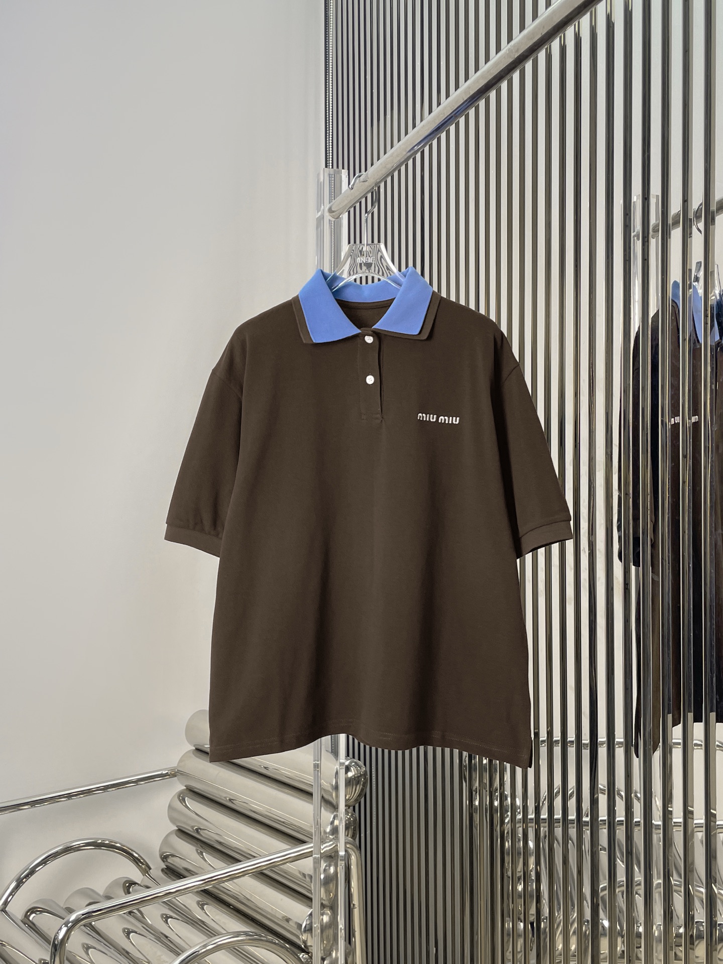 NO:475679,[Love] New [Love]!  Latest MIU O25NEW blue contrast double collar POLO shirt. Size SML.,,miumiu,alexander wang19860909[爱心]新款[爱心]！最新MIU O25NEW 蓝色撞色双领POLO衫.尺码SML.,,miumiu,alexander wang,Women's clothing