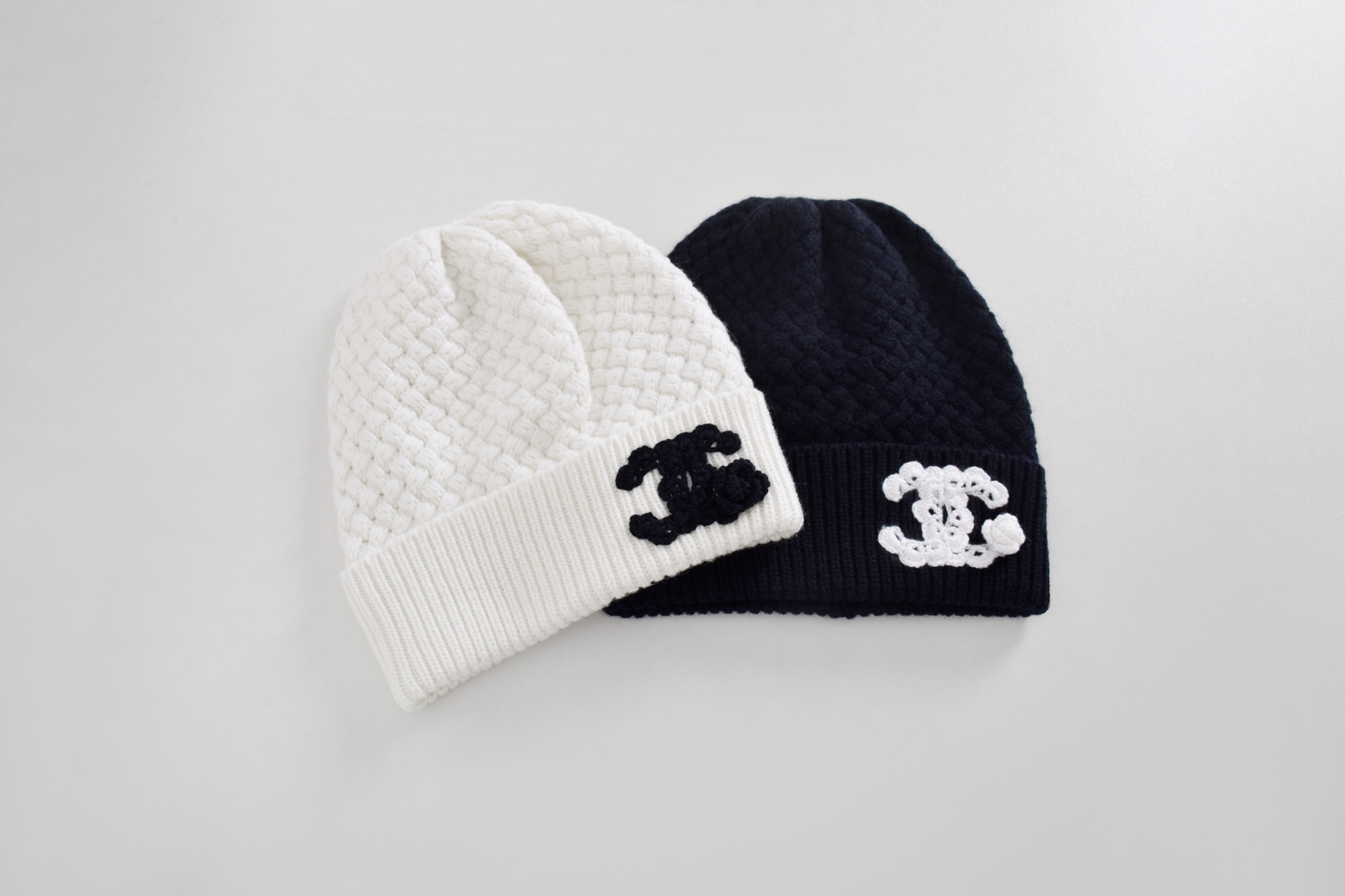 NO:477429,[Love] New [Love]!  Latest CH 25NEW Double C Embroidery Knitted Cold Hat. Color Black and White. Size SML.,,hats,alexander wang19860909[爱心]新款[爱心]！最新CH 25NEW 双C 刺绣 针织冷帽.颜色黑、白.尺码SML.,,hats,alexander wang,Women's clothing