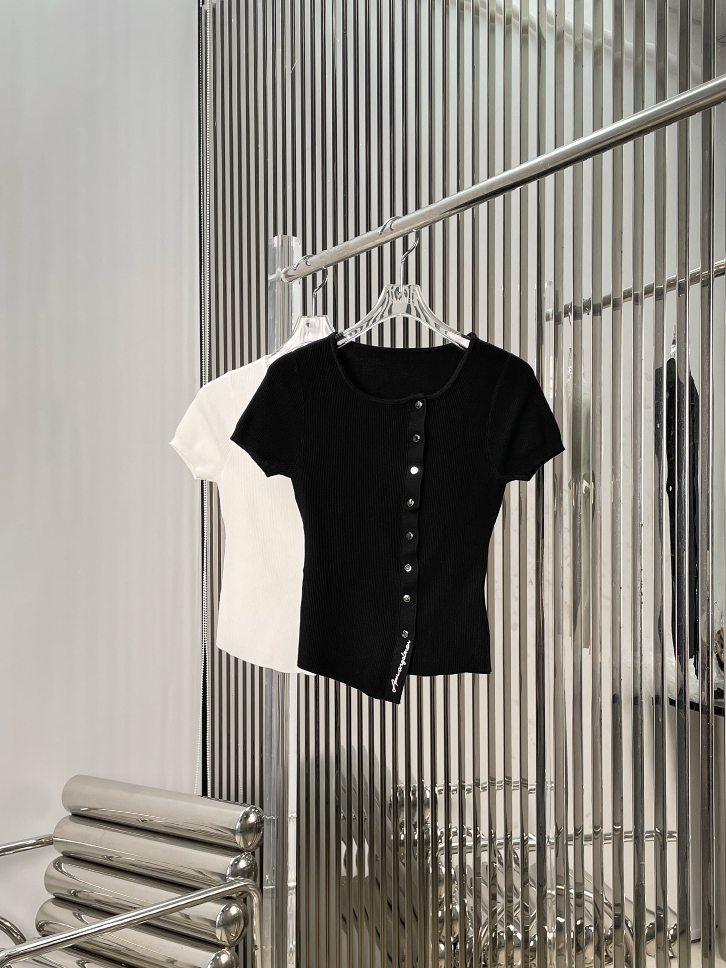 NO:480387,[Love] New [Love]!  Latest ANN 25NEW irregular letter embroidered knitted short-sleeved top. Color black and white. Size SML..., T-shirt,alexander wang19860909[爱心]新款[爱心]！最新ANN 25NEW 不规则字母刺绣针织短袖上衣.颜色黑、白.尺码SML..,,T-shirt,alexander wang,Women's clothing