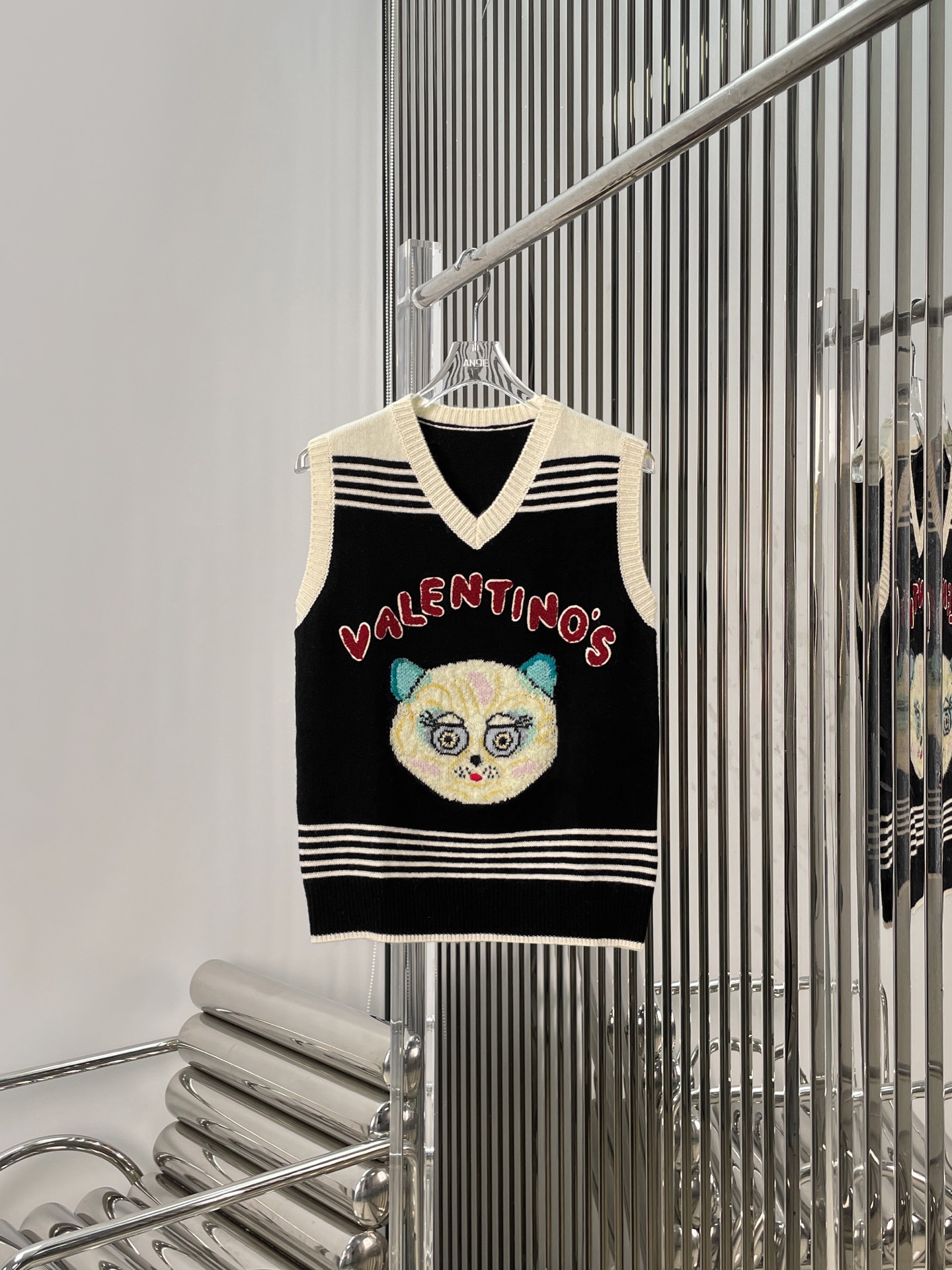 NO:480353,[Love] New [Love]!  Latest VALEN 25NEW cartoon cat hand-embroidered knitted vest. Size SML..., valentino,alexander wang19860909[爱心]新款[爱心]！最新VALEN 25NEW 卡通猫咪手绣针织马甲.尺码SML..,,valentino,alexander wang,Women's clothing