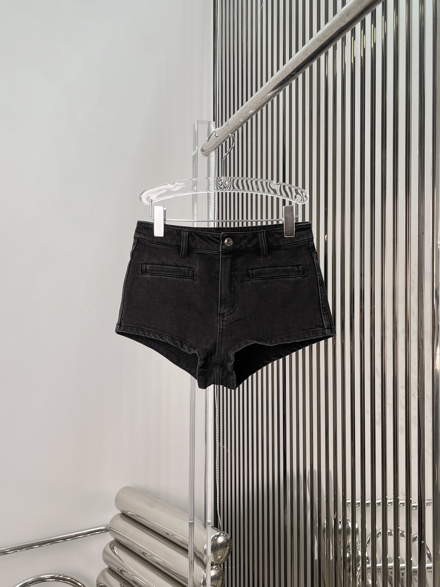 NO:483789,[Love] New [Love]!  The latest SP 25NEW Sun Qian's same one-piece light silk knitted base shirt + charcoal grey old denim shorts. Size SML shorts, shorts, alexander wang19860909[爱心]新款[爱心]！最新SP 25NEW 孙千同款连体光丝针织打底衫+炭灰做旧牛仔短裤.尺码SML短裤,,shorts,alexander wang,Women's clothing