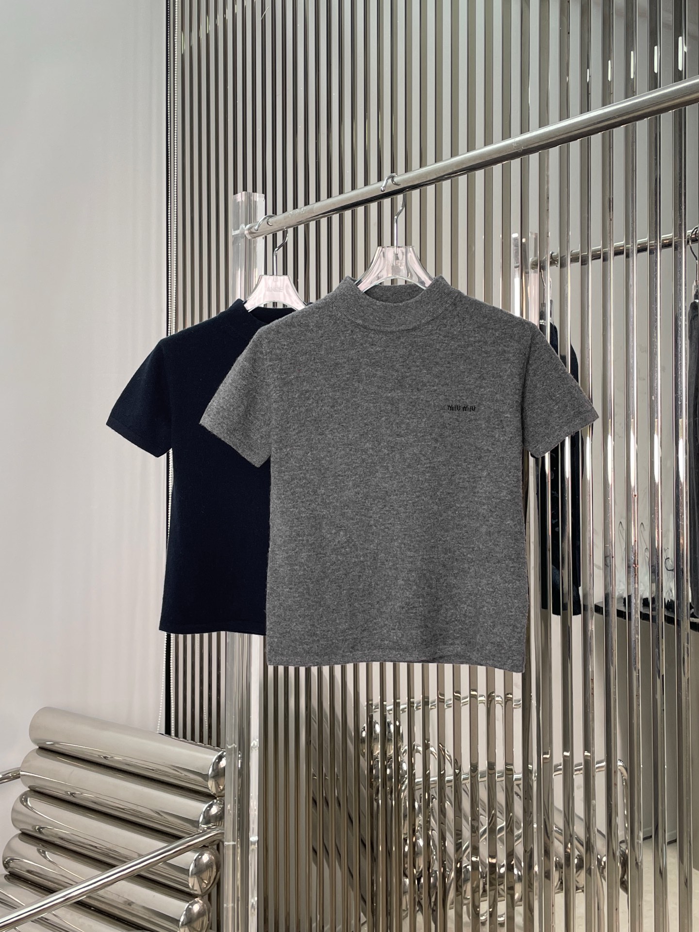 NO:483730,[Love] New [Love]!  Latest MIU 25NEW short-sleeved knitted top. Color gray and blue. Size SML.P,,miumiu,T-shirt,alexander wang19860909[爱心]新款[爱心]！最新MIU 25NEW 短袖针织上衣.颜色灰、蓝.尺码SML.P,,miumiu,T-shirt,alexander wang,Women's clothing