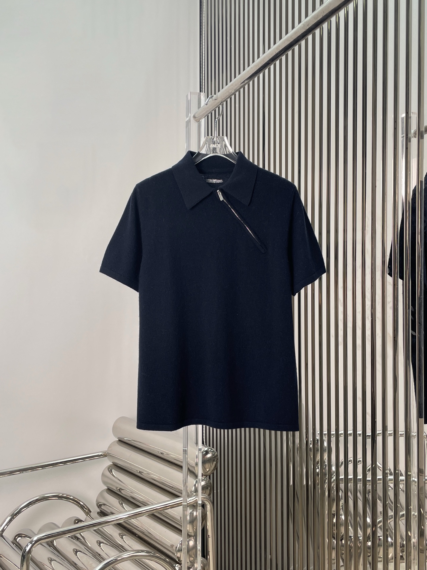 NO:484490,[Love] New [Love]!  Latest MIU 25NEW sieve zipper lapel knitted short-sleeved top. Size SML.,,miumiu,T-shirt,alexander wang19860909[爱心]新款[爱心]！最新MIU 25NEW 斜拉链翻领针织短袖上衣.尺码SML.,,miumiu,T-shirt,alexander wang,Women's clothing