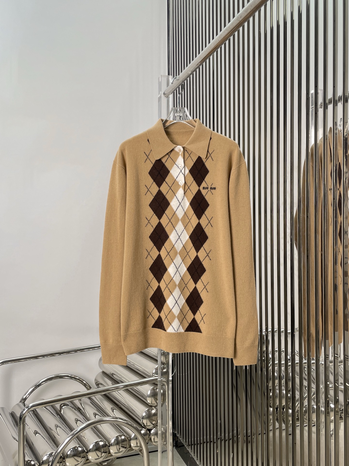 NO:489380,[Love] New [Love]!  Latest MIU 25NEW Diamond Knitted Lapel POLO Top. Size SML.P, miumiu, alexander wang19860909[爱心]新款[爱心]！最新MIU 25NEW 菱格纹针织翻领POLO上衣.尺码SML.P,,miumiu,alexander wang,Women's clothing