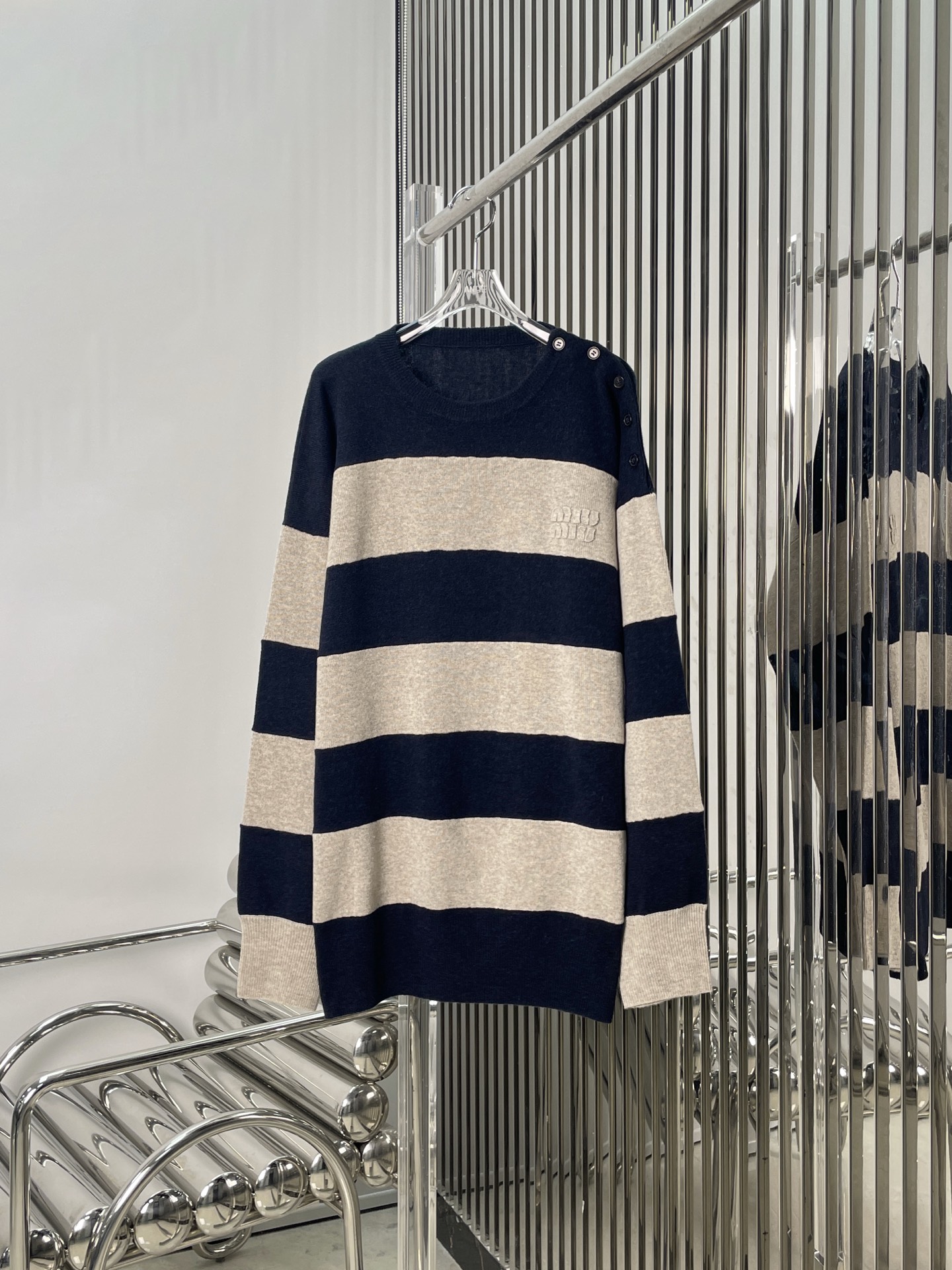 NO:491589,[Love] New [Love]!  Latest MiU 25NEW Wide Stripe One-Shoulder Button Knitted Long Top. Size SML.P,,miumiu,alexander wang19860909[爱心]新款[爱心]！最新MiU 25NEW 宽条纹单肩纽扣针织长款上衣.尺码SML.P,,miumiu,alexander wang,Women's clothing