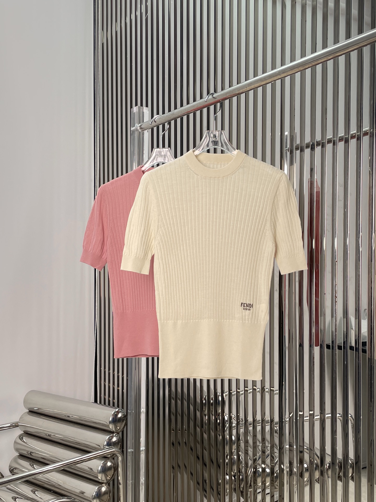 NO:498162,[Love] New [Love]!  Latest FD 25NEW alphabet embroidered knitted short-sleeved top. Color beige, pink. Size SML.P, T-shirt, alexander wang19860909[爱心]新款[爱心]！最新FD 25NEW 字母刺绣针织短袖上衣.颜色米色、粉色.尺码SML.P,,T-shirt,alexander wang,Women's clothing