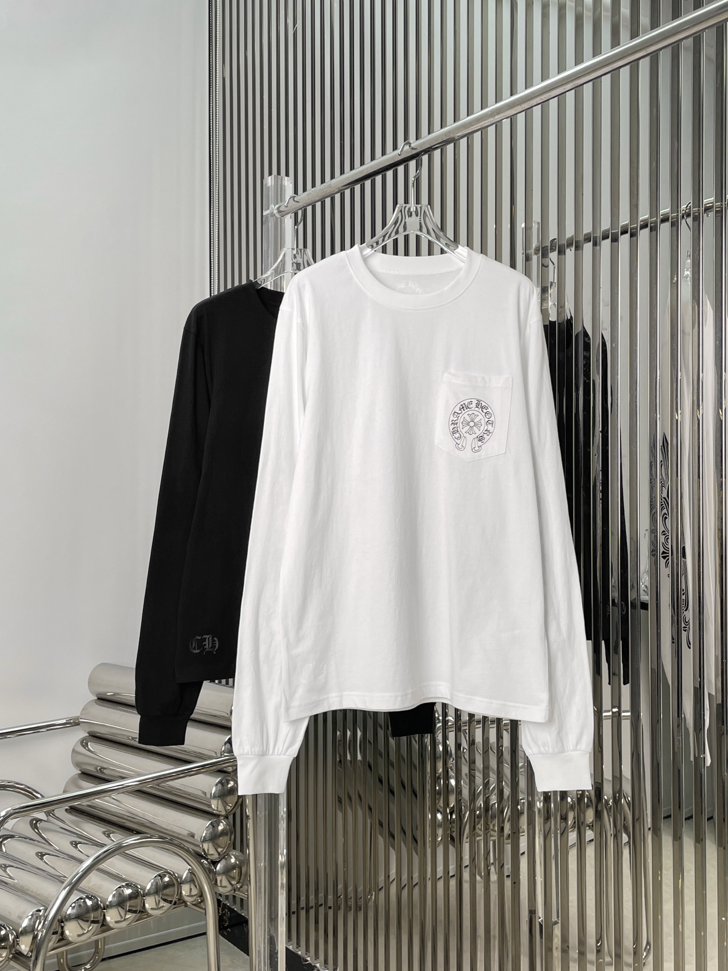 NO:498200,[Love] New [Love]!  Latest CH 25NEW Flower Arm Sanskrit Horseshoe Long Sleeve T-shirt. Color Black and White. Size SML.P,,tees, t-shirt,alexander wang19860909[爱心]新款[爱心]！最新CH 25NEW 花臂梵文马蹄长袖T恤.颜色黑、白.尺码SML.P,,tees，t-shirt,alexander wang,Women's clothing