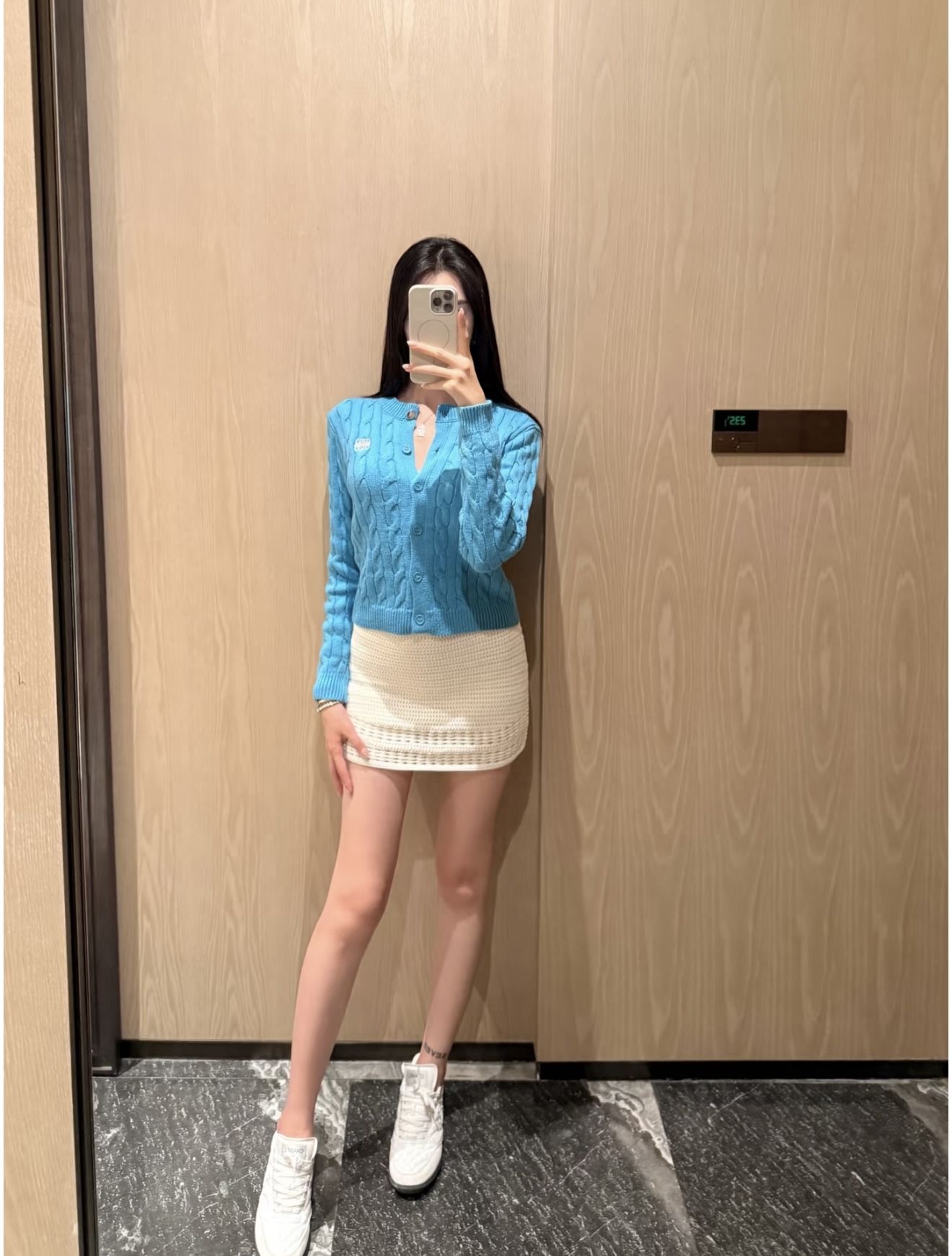 NO:498194,[Love] New [Love]!  Latest LOW 25NEW Cable Knitted Embroidered Cardigan. Color Blue, Black. Size SML.,,alexander wang19860909[爱心]新款[爱心]！最新LOW 25NEW 绞花针织刺绣开衫.颜色蓝、黑.尺码SML.,,alexander wang,Women's clothing