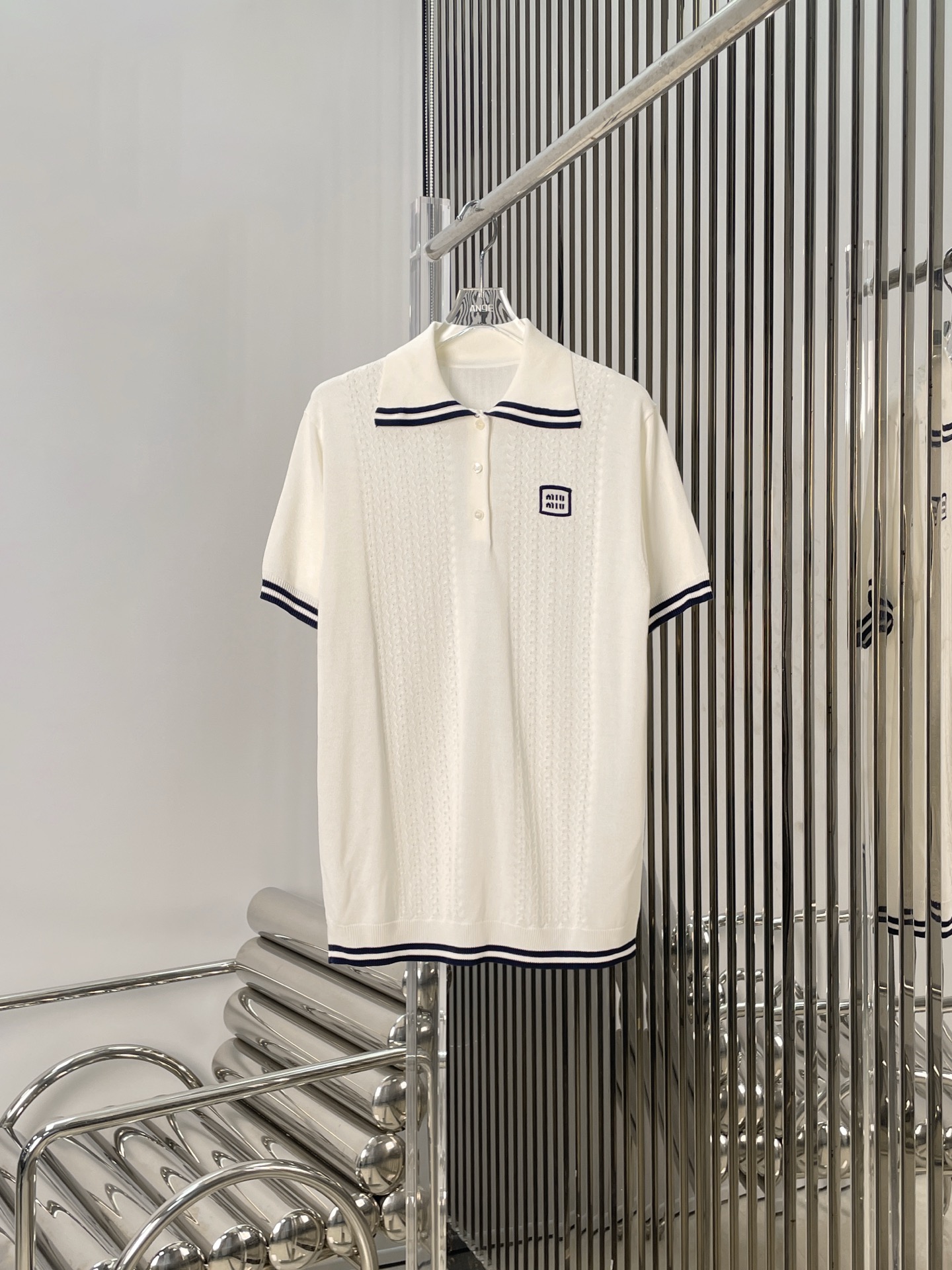 NO:499337,[Love] New [Love]!  Latest MIU 25NEW Cable Short Sleeve Lapel Sweater. Size SML, miumiu, T-shirt, alexander wang19860909[爱心]新款[爱心]！最新MIU 25NEW 绞花短袖翻领针织衫.尺码SML,,miumiu,T-shirt,alexander wang,Women's clothing