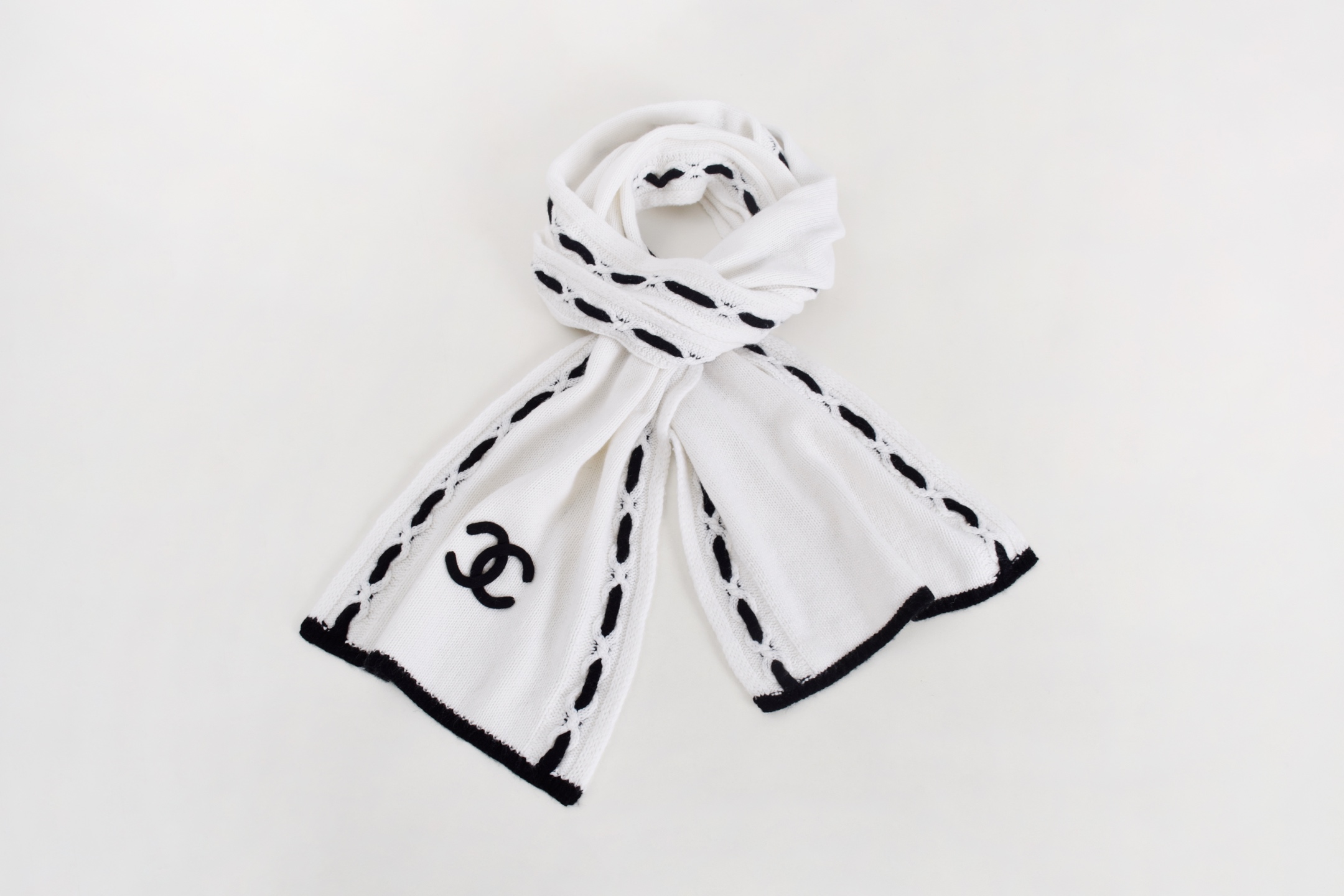 NO:501515,[Love] New [Love]!  Latest CH 25NEW Double C Contrast Scarf. Color White and Black. Size SML.,,alexander wang19860909[爱心]新款[爱心]！最新CH 25NEW 双C撞色围巾.颜色白、黑.尺码SML.,,alexander wang,Women's clothing