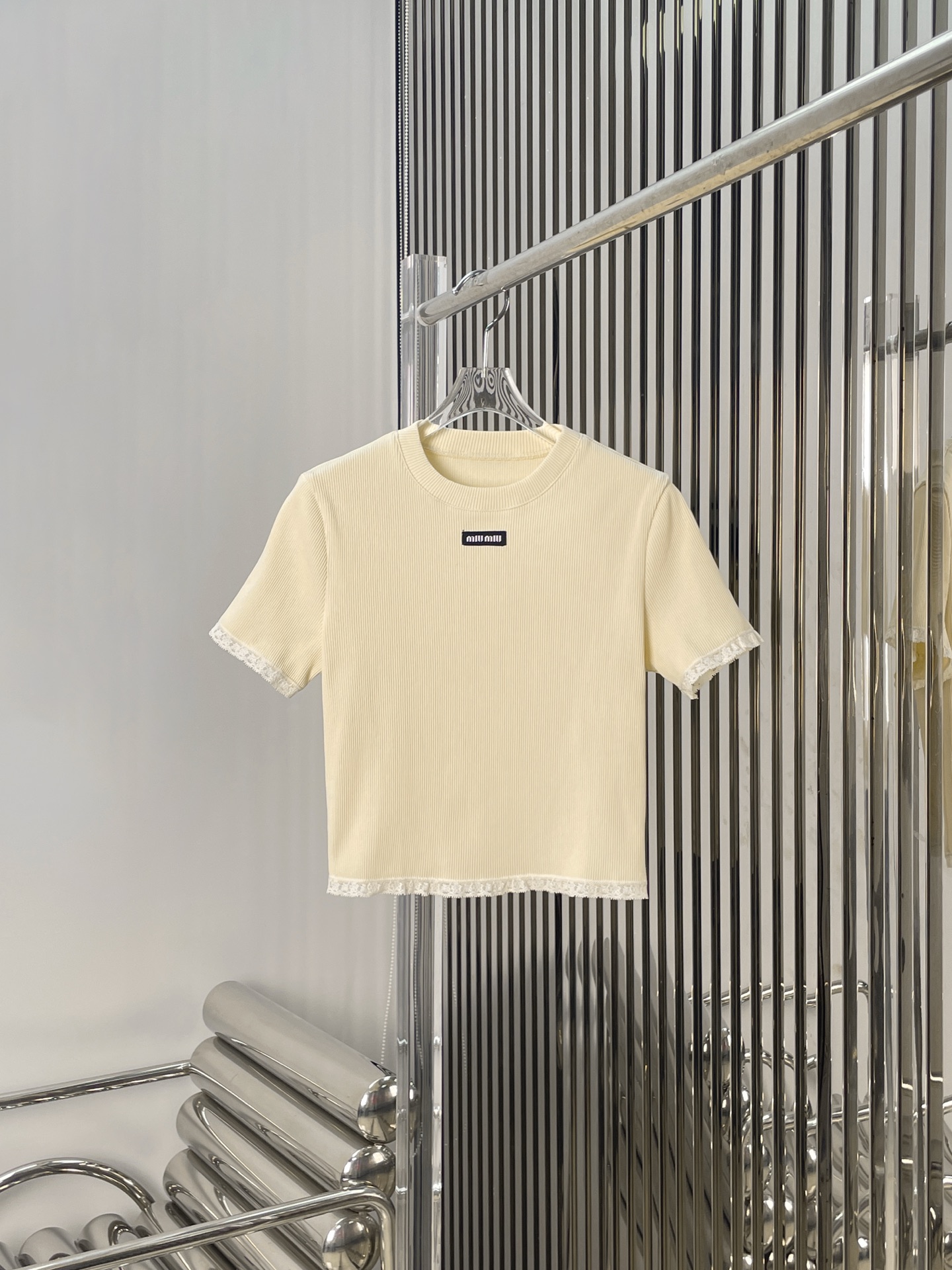 NO:503431,[Love] New [Love]!  Latest MIU 25NEW lace short-sleeved base top. Size SML.,,miumiu,T-shirt,alexander wang19860909[爱心]新款[爱心]！最新MIU 25NEW 蕾丝边短袖打底上衣.尺码SML. .,,miumiu,T-shirt,alexander wang,Women's clothing