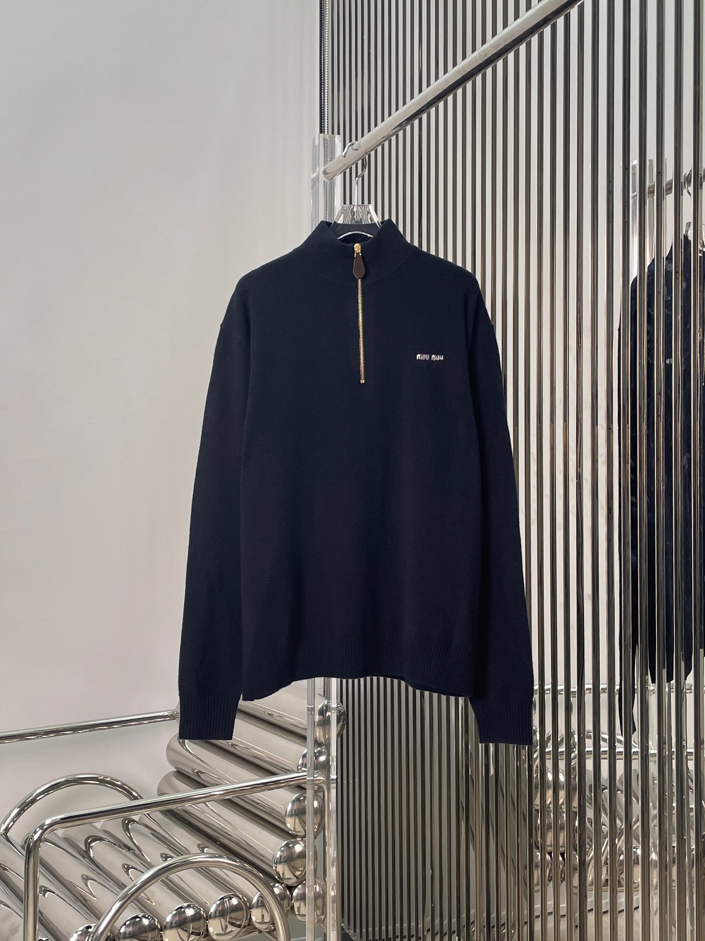 NO:517269,[Love] New [Love]!  Latest MIU 25NEW Zipper Sleeve Leather Knit Top. Size SML.,,miumiu,alexander wang19860909[爱心]新款[爱心]！最新MIU 25NEW 拉链袖子拼皮针织上衣.尺码SML.,,miumiu,alexander wang,Women's clothing