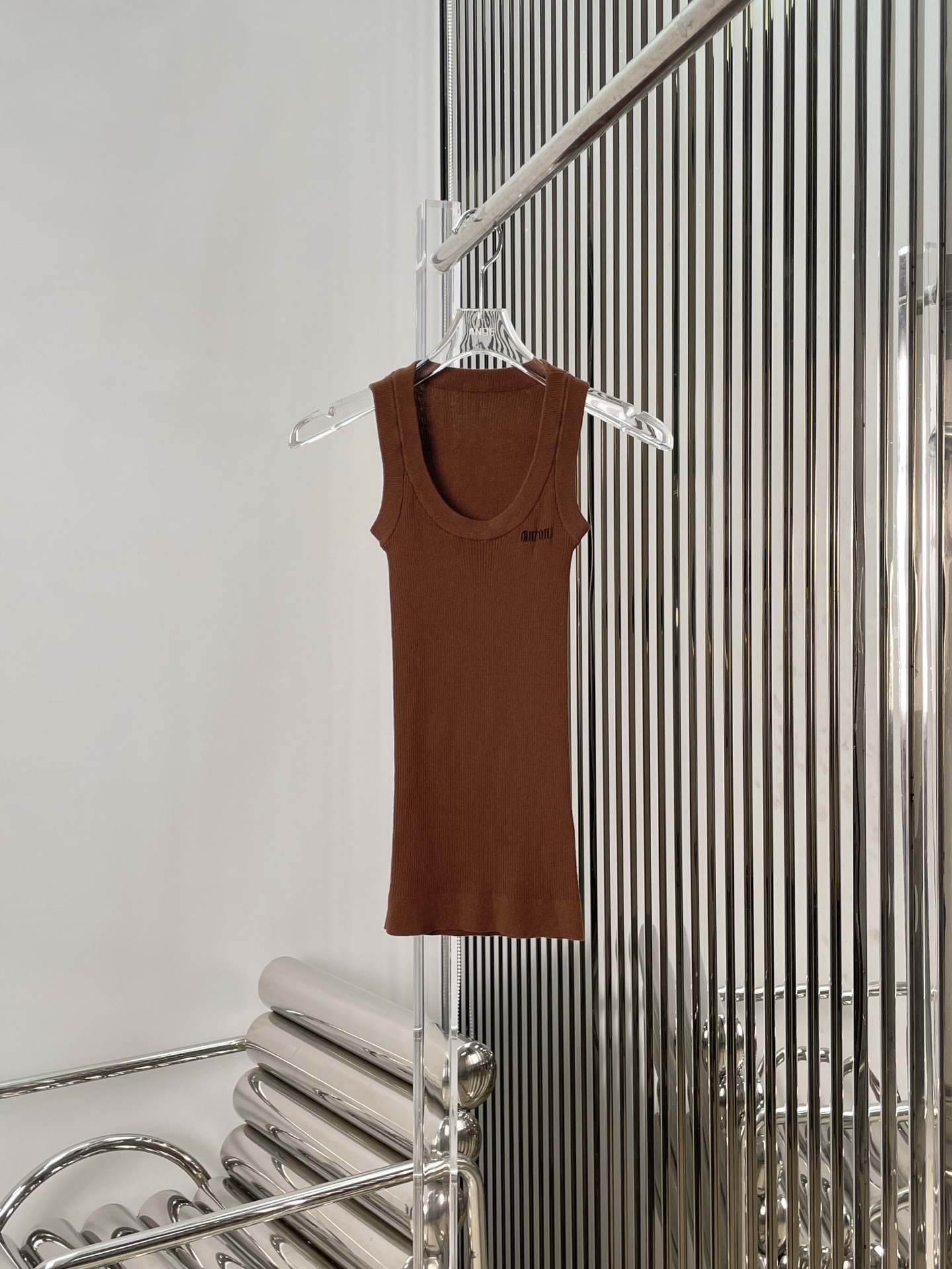 NO:560988,[Love] New style [Love]!  The latest MIU 25NEW brown knitted letter jacquard vest. Size SML.,,miumiu,alexander wang19860909[爱心]新款[爱心]！最新MIU 25NEW 咖啡色针织字母提花背心.尺码SML.,,miumiu,alexander wang,Women's clothing
