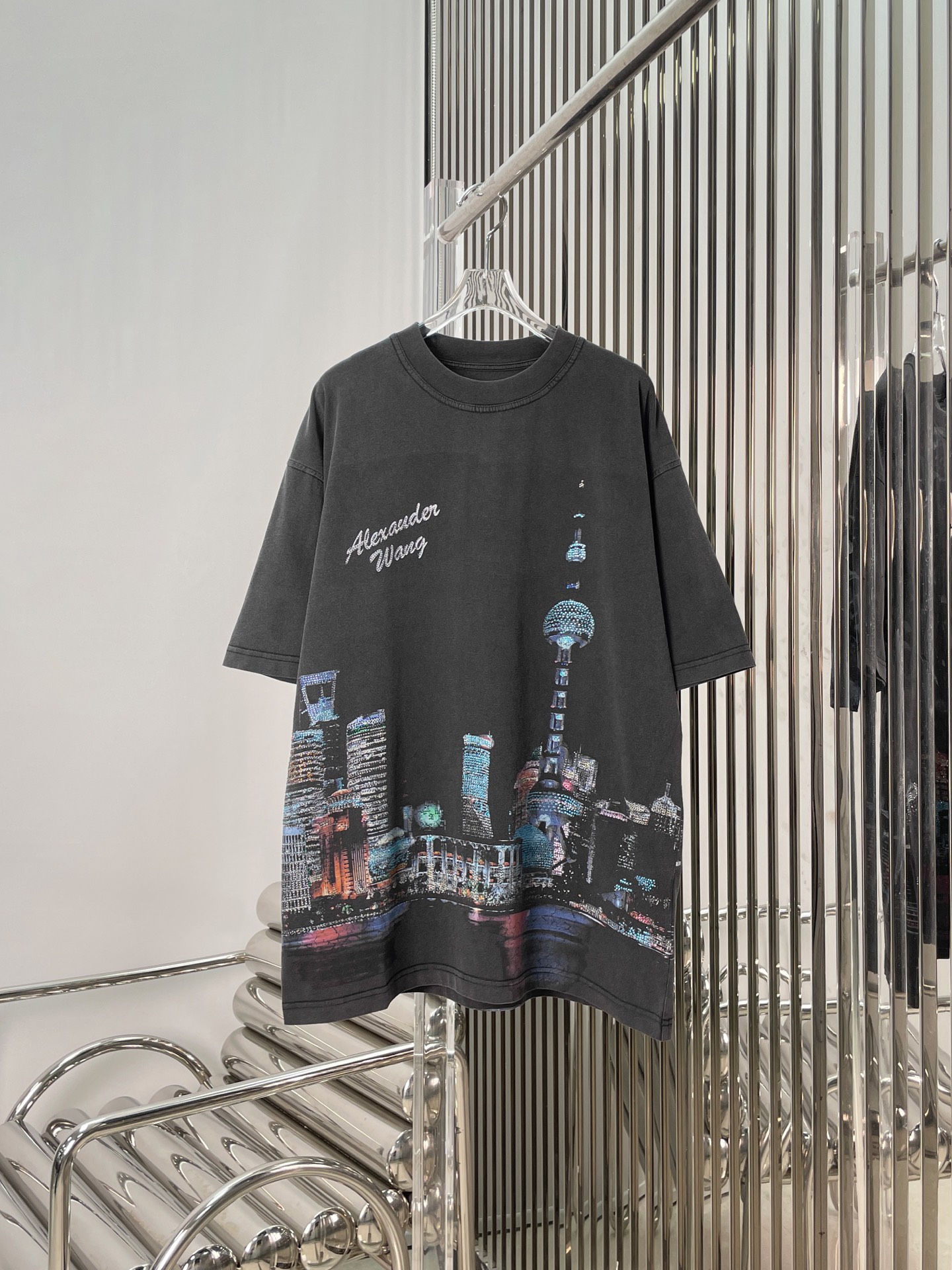 NO:561830,[Love] New style [Love]!  The latest AW 25NEW Shanghai city joint limited edition hot diamond T-shirt. Size SML.,,tees,t-shirt,alexander wang19860909[爱心]新款[爱心]！最新AW 25NEW 上海城市联名限定烫钻T恤.尺码SML.,,tees，t-shirt,alexander wang,Women's clothing