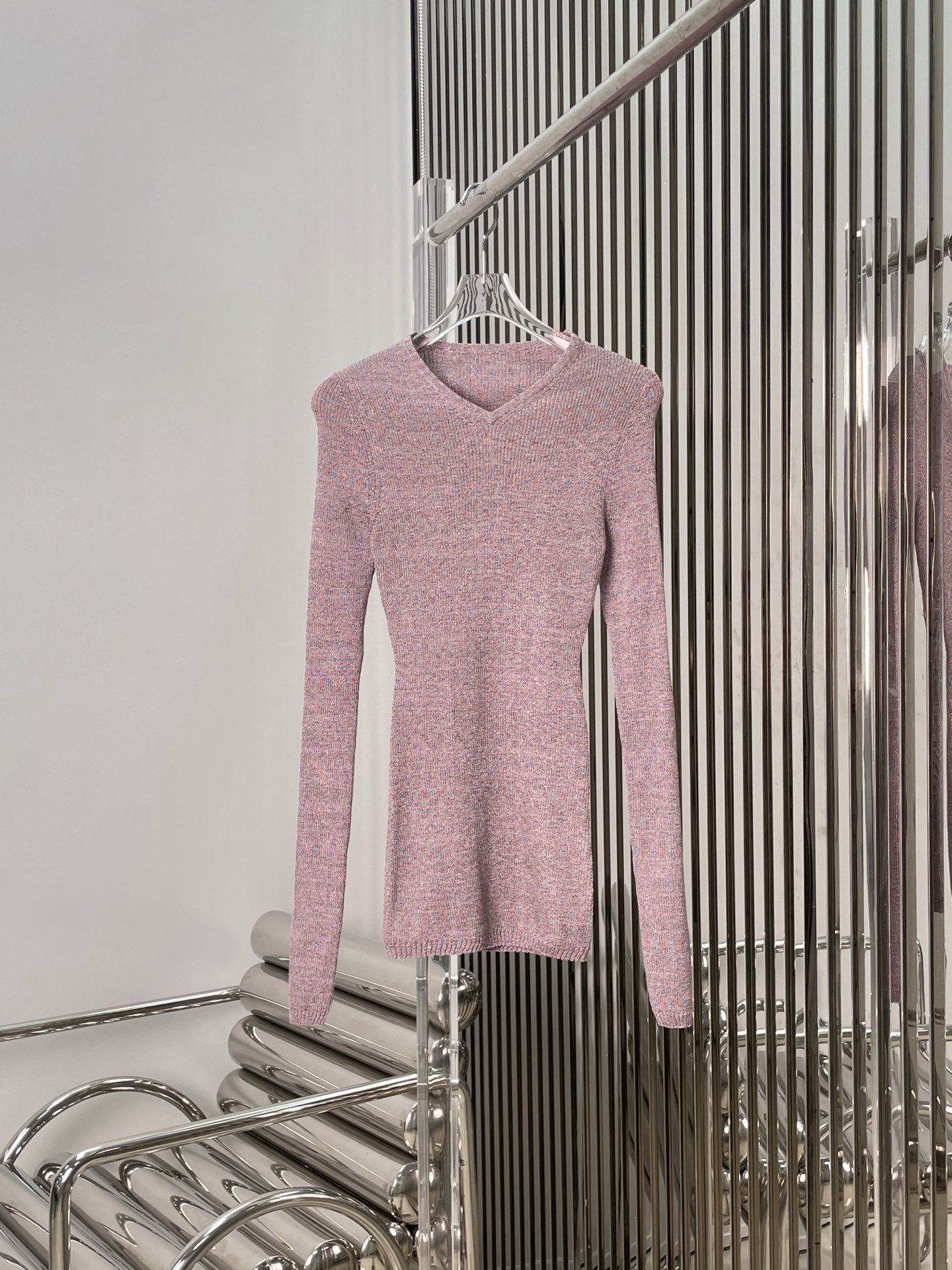 NO:561841,[Love] New style [Love]!  The latest MIU 25NEW purple and pink sparkling knitted bottoming shirt. Size SML.,,miumiu,alexander wang19860909[爱心]新款[爱心]！最新MIU 25NEW 紫粉色闪闪针织打底衫.尺码SML.,,miumiu,alexander wang,Women's clothing