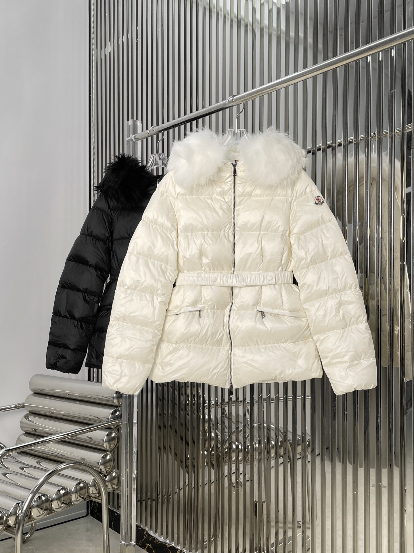 NO:563763,Comes with dust bag [love] New style [love]!  The latest MON 25NEW fur collar hooded waist down jacket. Color black, white. Size SML.,,down jacket,hats,alexander wang19860909配防尘袋[爱心]新款[爱心]！最新MON 25NEW 毛领连帽收腰羽绒服.颜色黑、白.尺码SML.,,down jacket,hats,alexander wang,Women's clothing