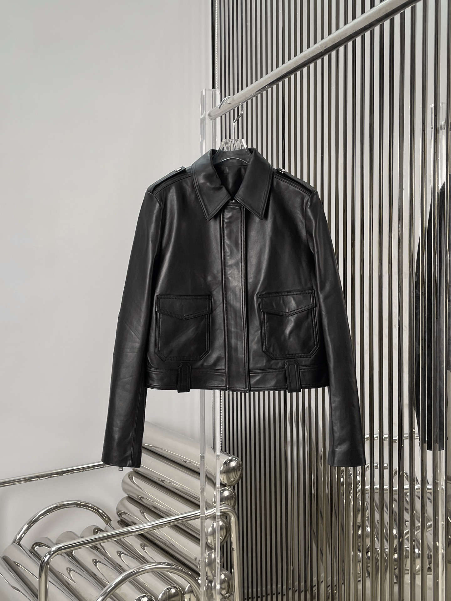 NO:565080,Comes with dust bag [love] New style [love]!  The latest KHAITE 25NEW imported first-layer sheepskin classic flight leather jacket. Size SML.,,jackets & coats,sheepskin,alexander wang19860909配防尘袋[爱心]新款[爱心]！最新KHAITE 25NEW 进口头层羊皮经典飞行皮夹克.尺码SML.,,jackets & coats,sheepskin,alexander wang,Women's clothing