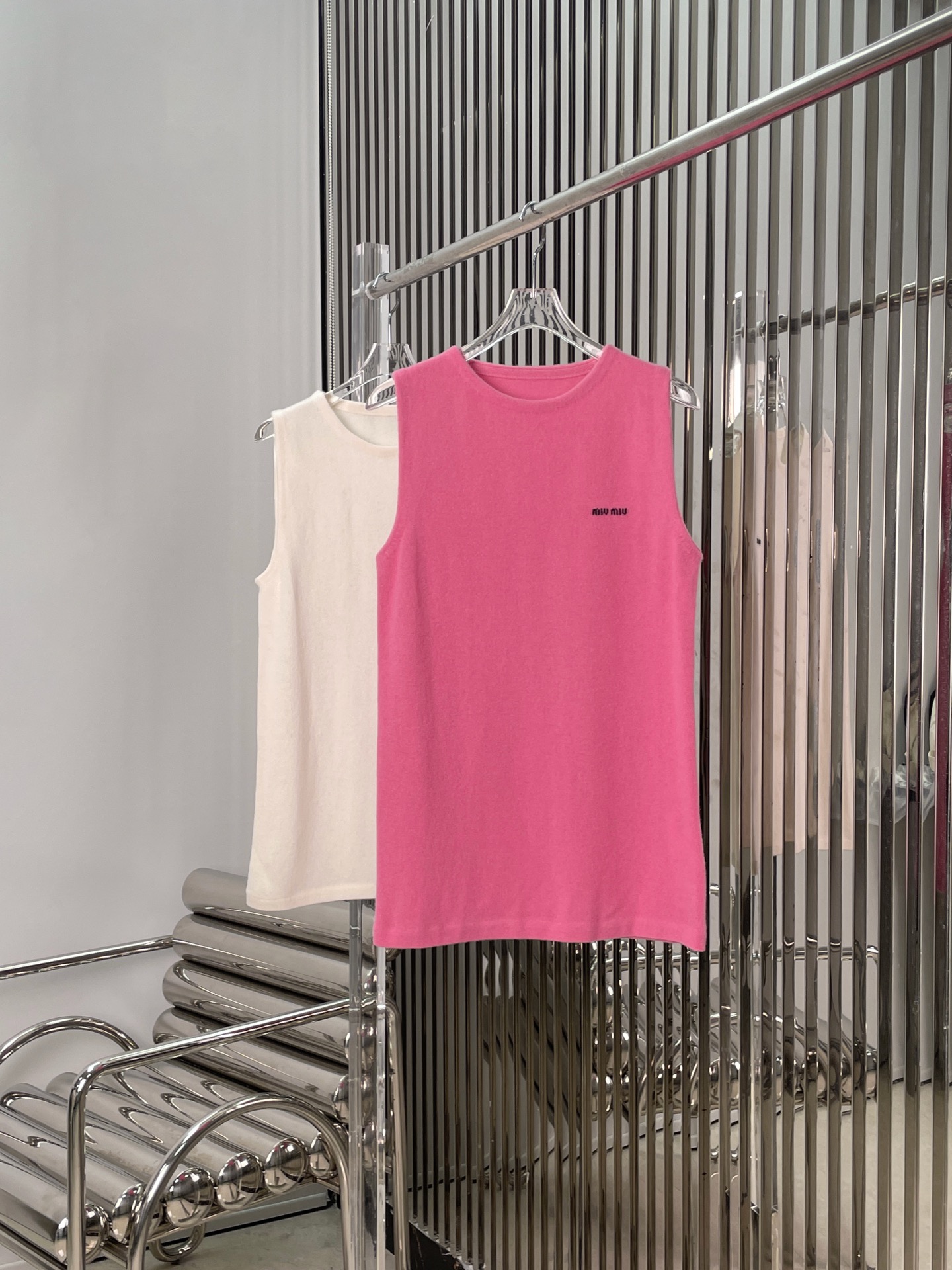 NO:565061,[Love] New style [Love]!  The latest MIU 25NEW cashmere knitted vest. Color pink, white. Size SML.,,miumiu,alexander wang19860909[爱心]新款[爱心]！最新MIU 25NEW 羊绒针织背心.颜色粉、白.尺码SML.,,miumiu,alexander wang,Women's clothing