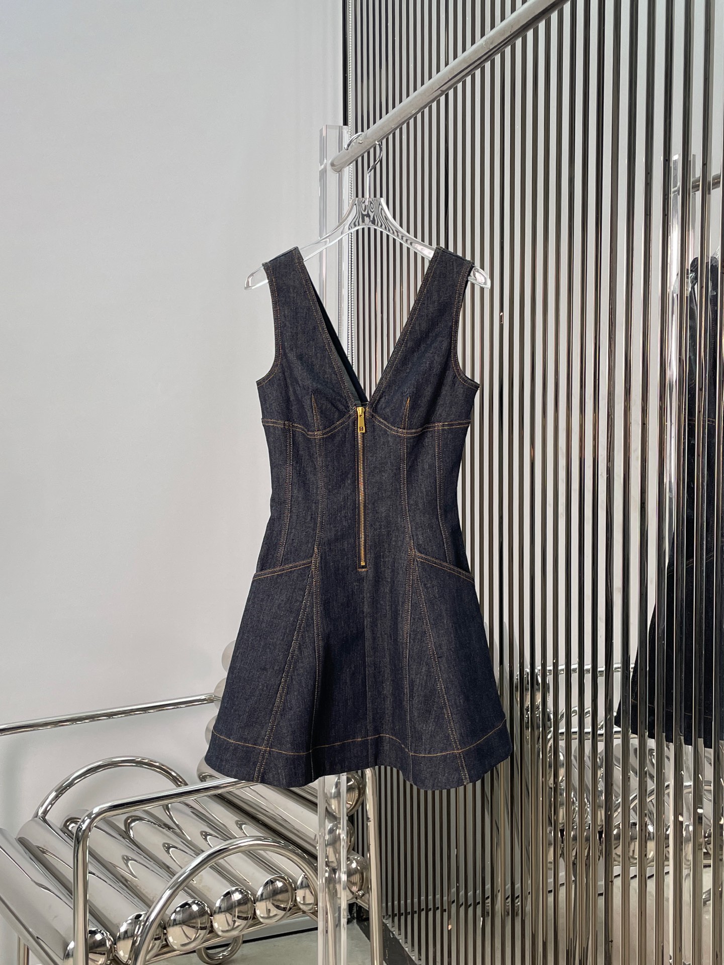 NO:569950,[Love] New style [Love]!  The latest SELF 25NEW V-neck zipper denim dress. Size SML.,,skirts,alexander wang19860909[爱心]新款[爱心]！最新SELF 25NEW V领拉链牛仔连衣裙.尺码SML.,,skirts,alexander wang,Women's clothing