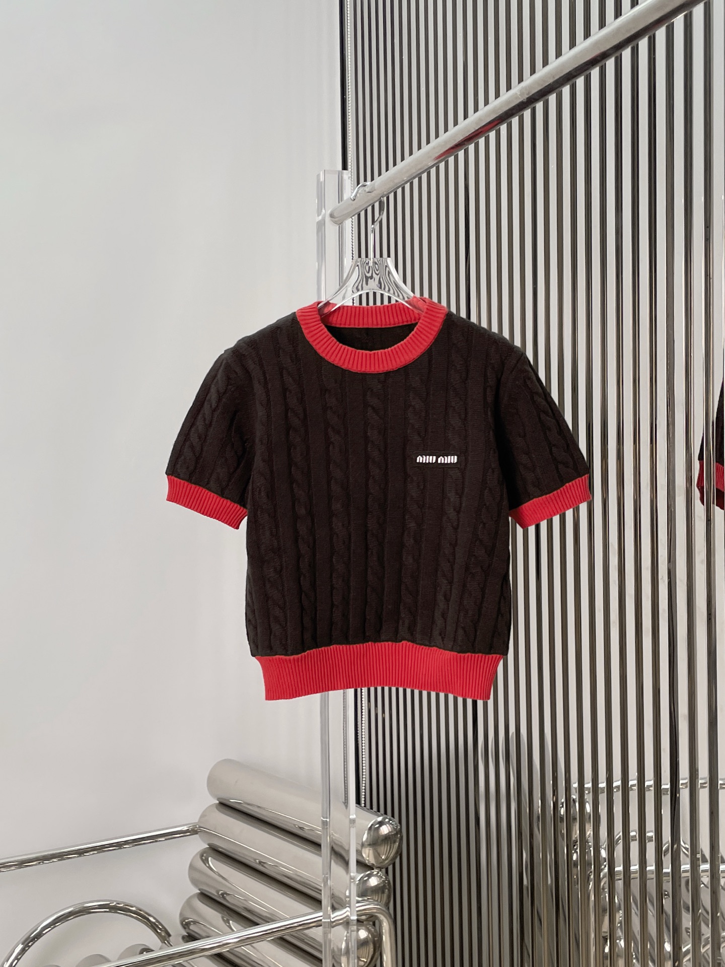 NO:576229,[Love] New style [Love]!  The latest MIU 25NEW collar contrasting color stitching knitted short-sleeved top. Sizes SML,,miumiu,T-shirt,alexander wang19860909[爱心]新款[爱心]！最新MIU 25NEW 领口撞色拼接针织短袖上衣.尺码SML,,miumiu,T-shirt,alexander wang,Women's clothing