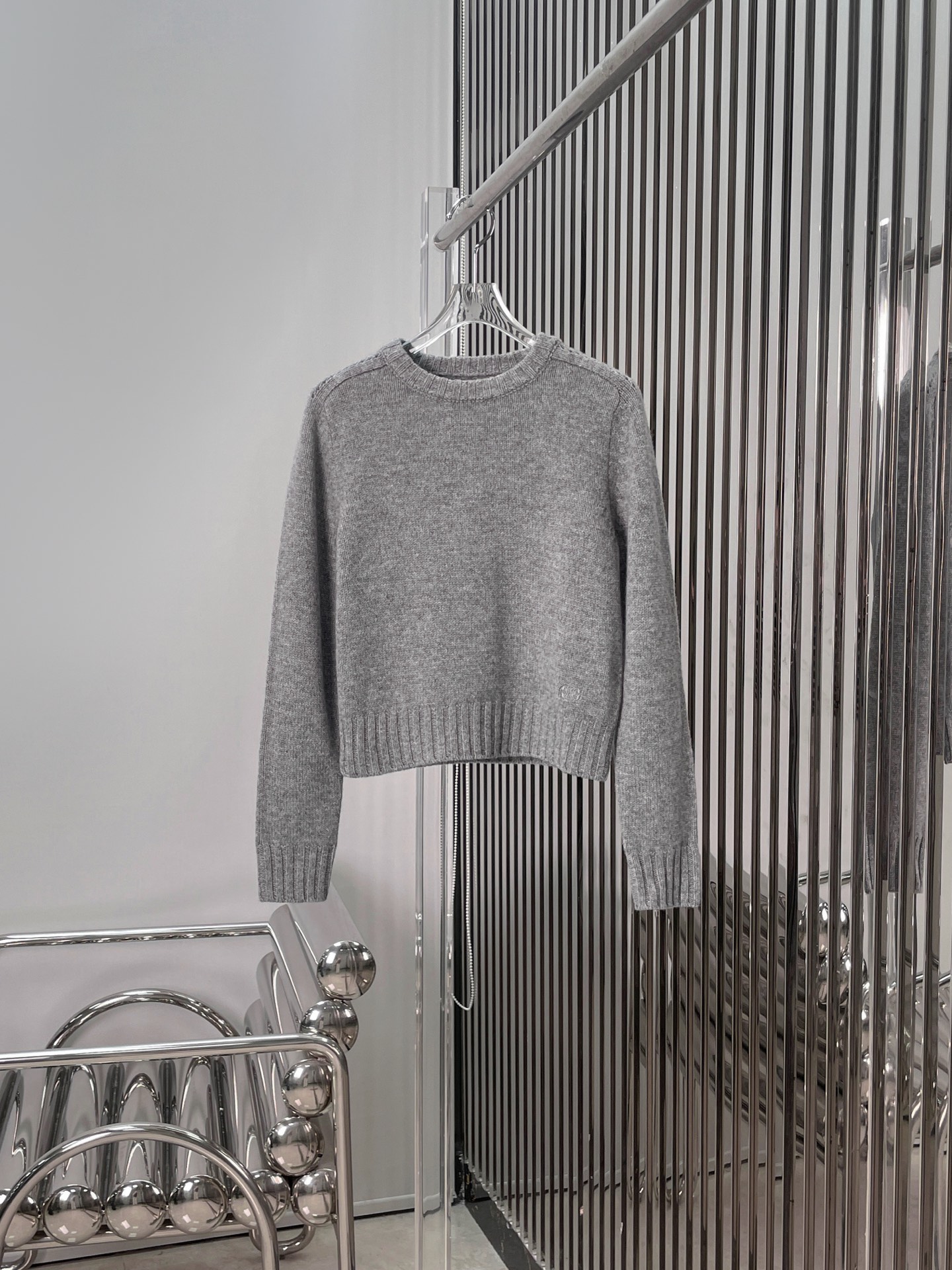 NO:576390,[Love] New style [Love]!  The latest CE 25NEW classic cashmere gray sweater. Size SML.,,alexander wang19860909[爱心]新款[爱心]！最新CE 25NEW 经典款羊绒灰色针织衫.尺码SML.,,alexander wang,Women's clothing
