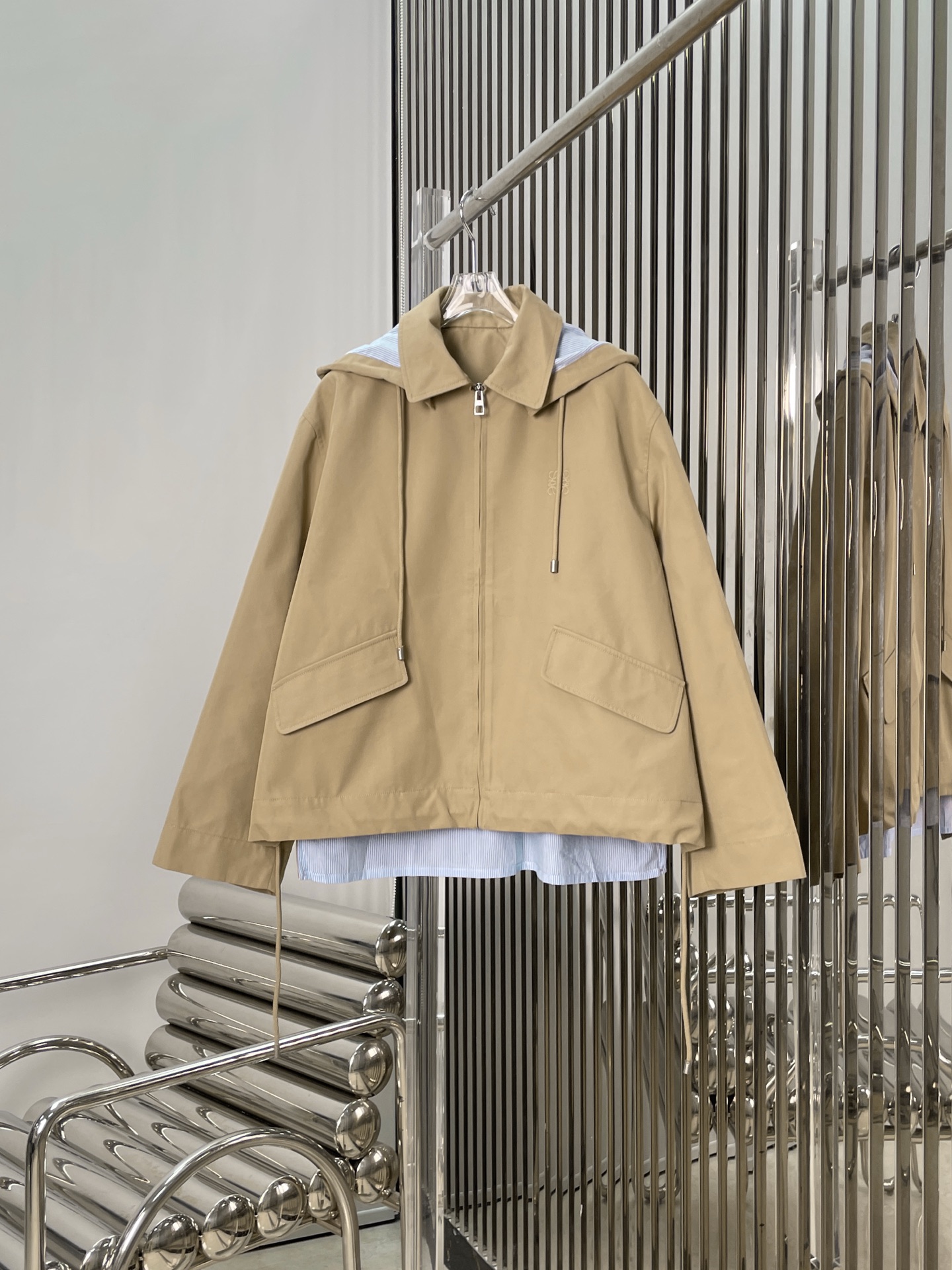 NO:578016,[Love] New style [Love]!  The latest LOE 25NEW fake two-piece hooded windbreaker. Size SML.P,,loewe,hats,alexander wang19860909[爱心]新款[爱心]！最新LOE 25NEW 假两件连帽风衣.尺码SML.P,,loewe,hats,alexander wang,Women's clothing