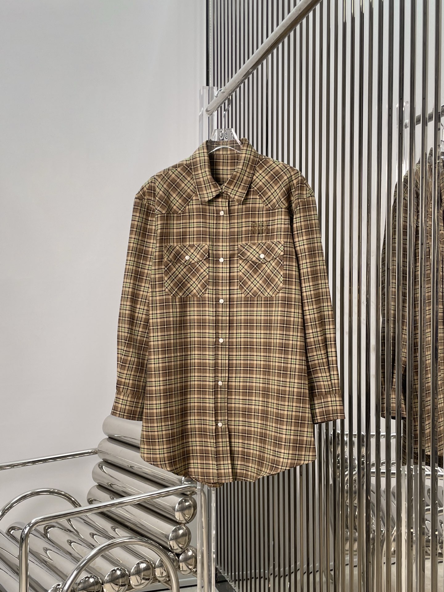 NO:578441,[Love] New style [Love]!  The latest MIU 25NEW letter embroidered plaid medium shirt. Size SML.,,miumiu,shirts,alexander wang19860909[爱心]新款[爱心]！最新MIU 25NEW 字母刺绣格纹中款衬衫.尺码SML.,,miumiu,shirts,alexander wang,Women's clothing