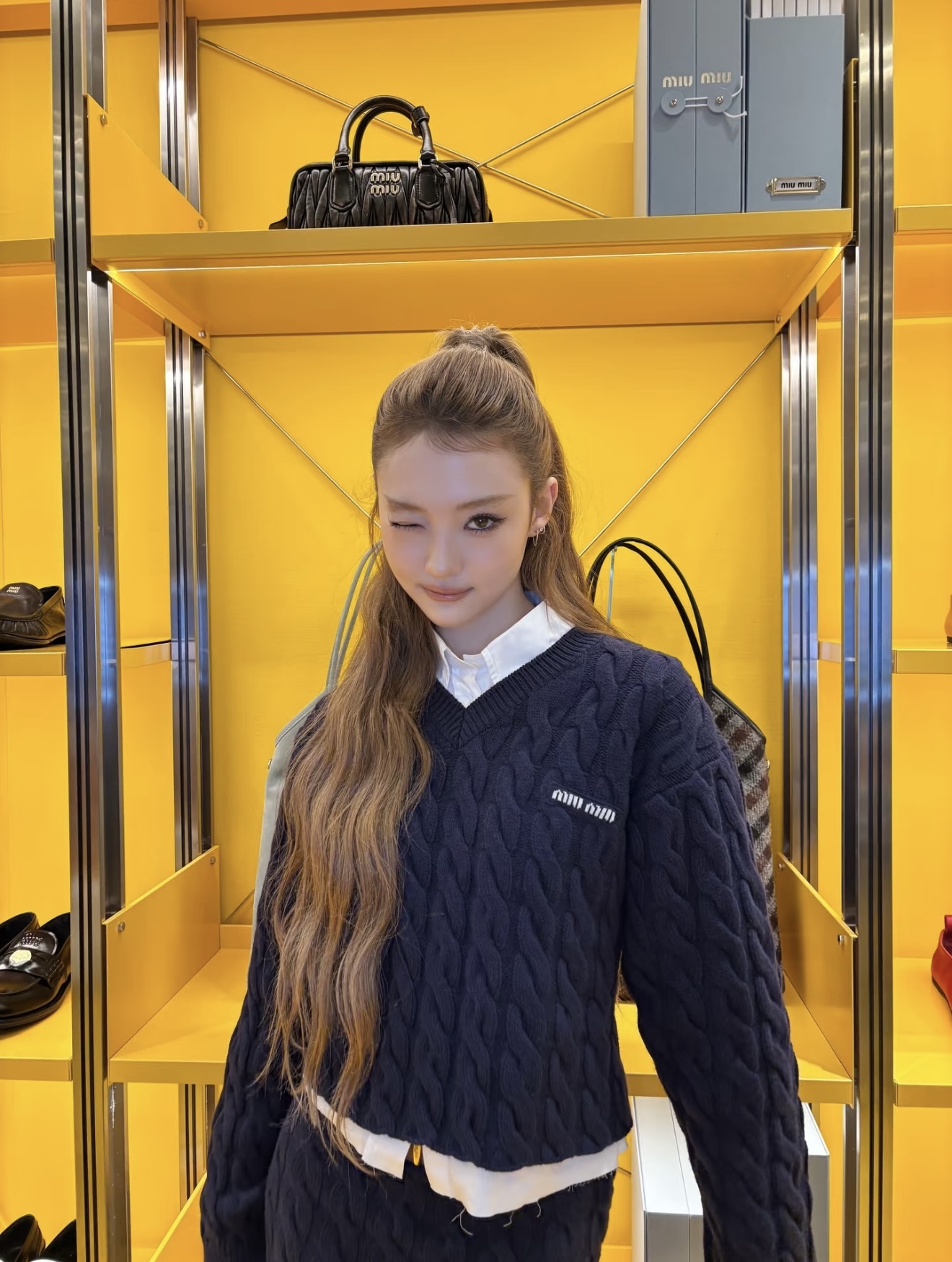 NO:578788,[Love] New style [Love]!  The latest MIU 25NEW V-neck knitted sweater. Size SML.p,,miumiu,sweaters,alexander wang19860909[爱心]新款[爱心]！最新MIU 25NEW V领针织毛衣.尺码SML.p,,miumiu,sweaters,alexander wang,Women's clothing