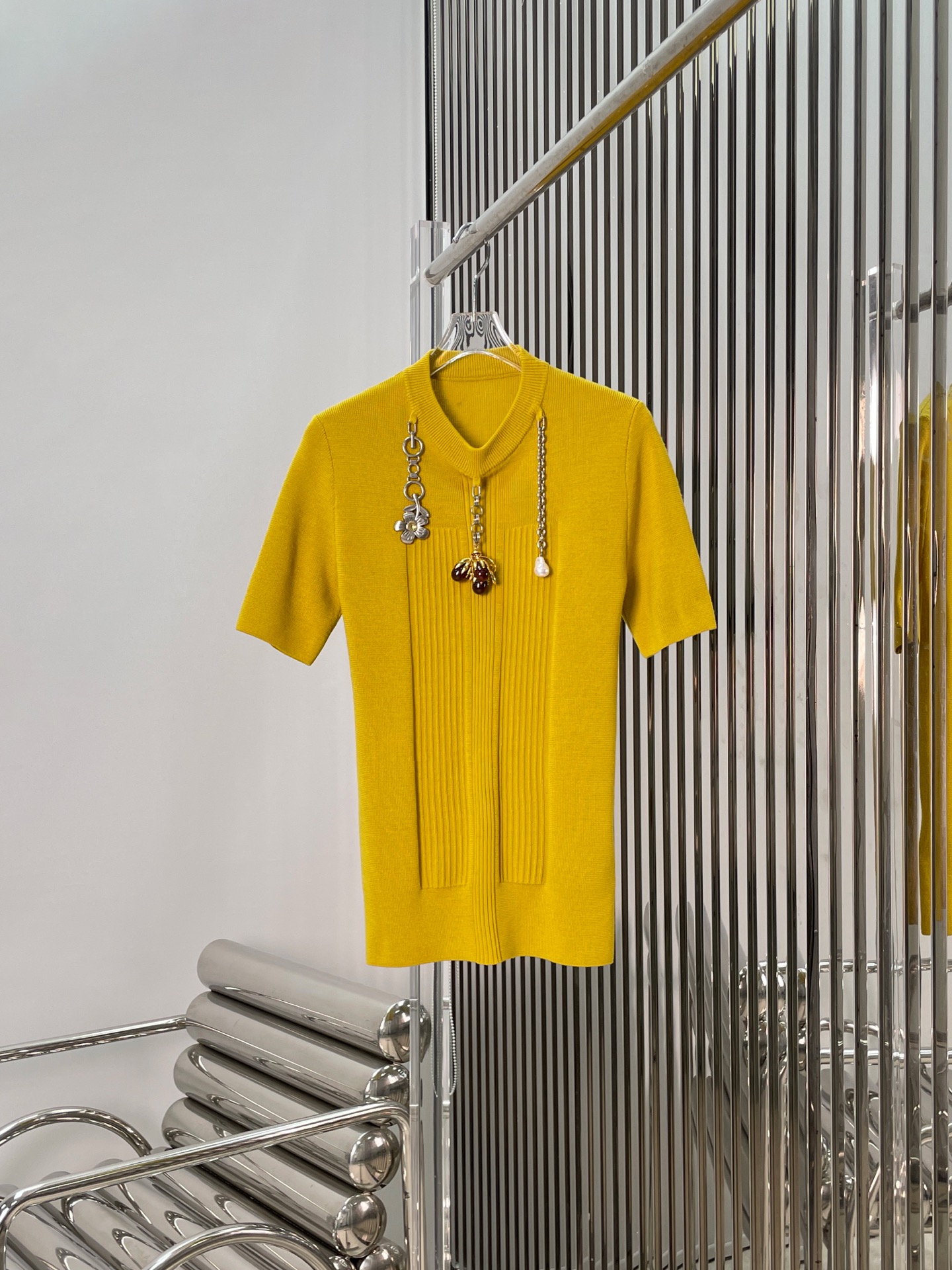 NO:579327,z [Love] New style [Love]!  Latest PR 25NEW 25 autumn and winter catwalk decorative pendant knitted short-sleeved top. Size SML.,, T-shirt, alexander wang19860909z[爱心]新款[爱心]！最新PR 25NEW 25秋冬走秀装饰吊坠针织短袖上衣.尺码SML.,,T-shirt,alexander wang,Women's clothing
